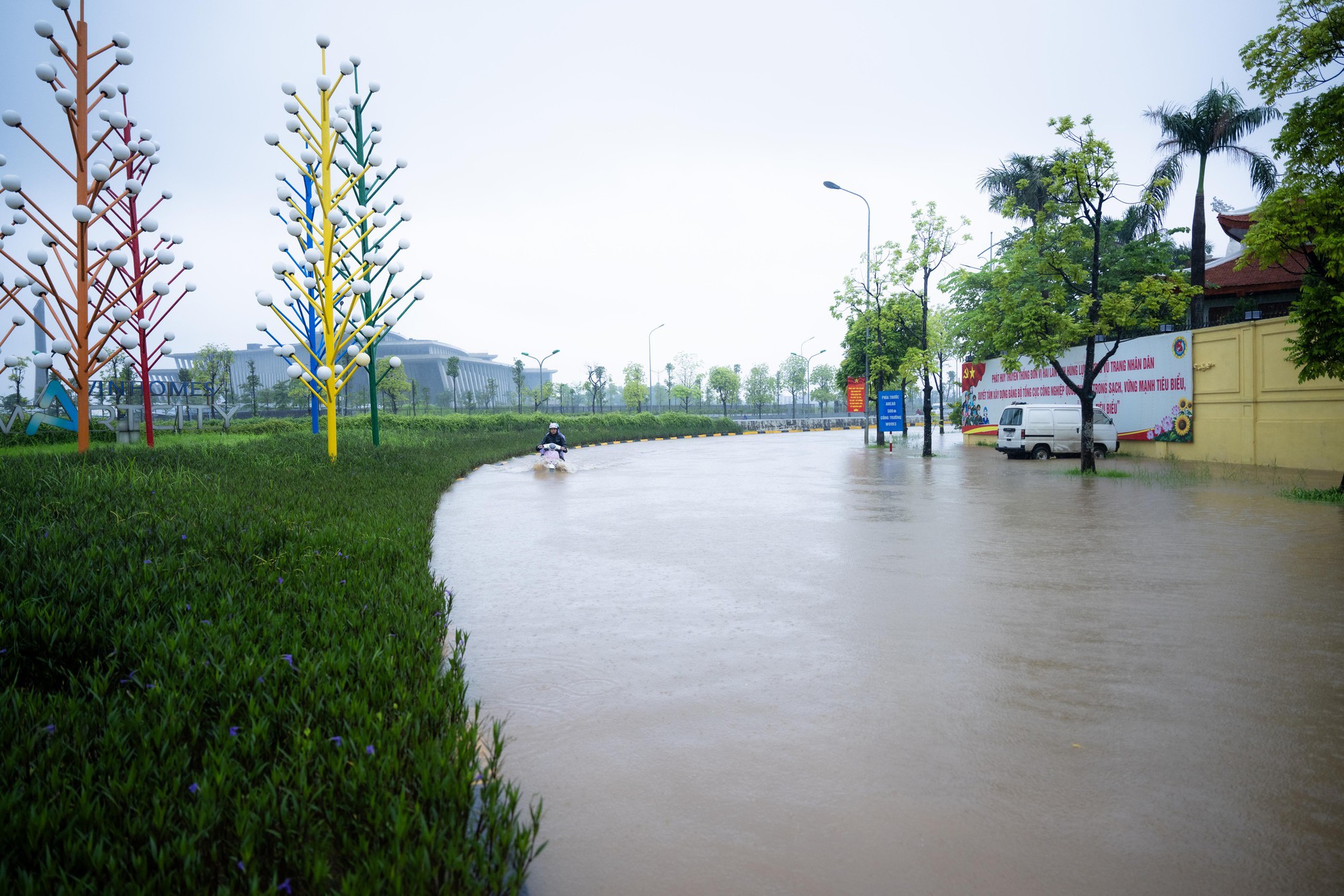 Toàn cảnh Hà Nội ngập sau trận mưa suốt đêm: Những ai đi làm sáng nay lưu ý các tuyến đường này! - Ảnh 32.