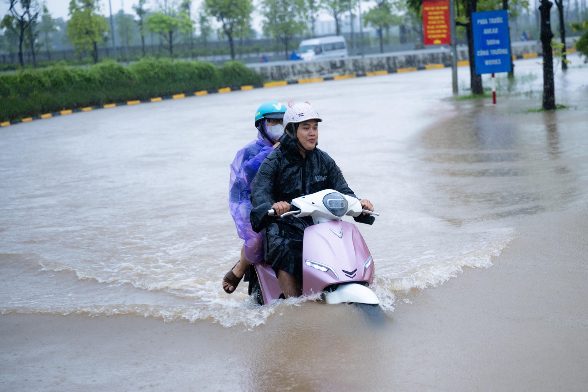 Toàn cảnh Hà Nội ngập sau trận mưa suốt đêm: Những ai đi làm sáng nay lưu ý các tuyến đường này! - Ảnh 33.