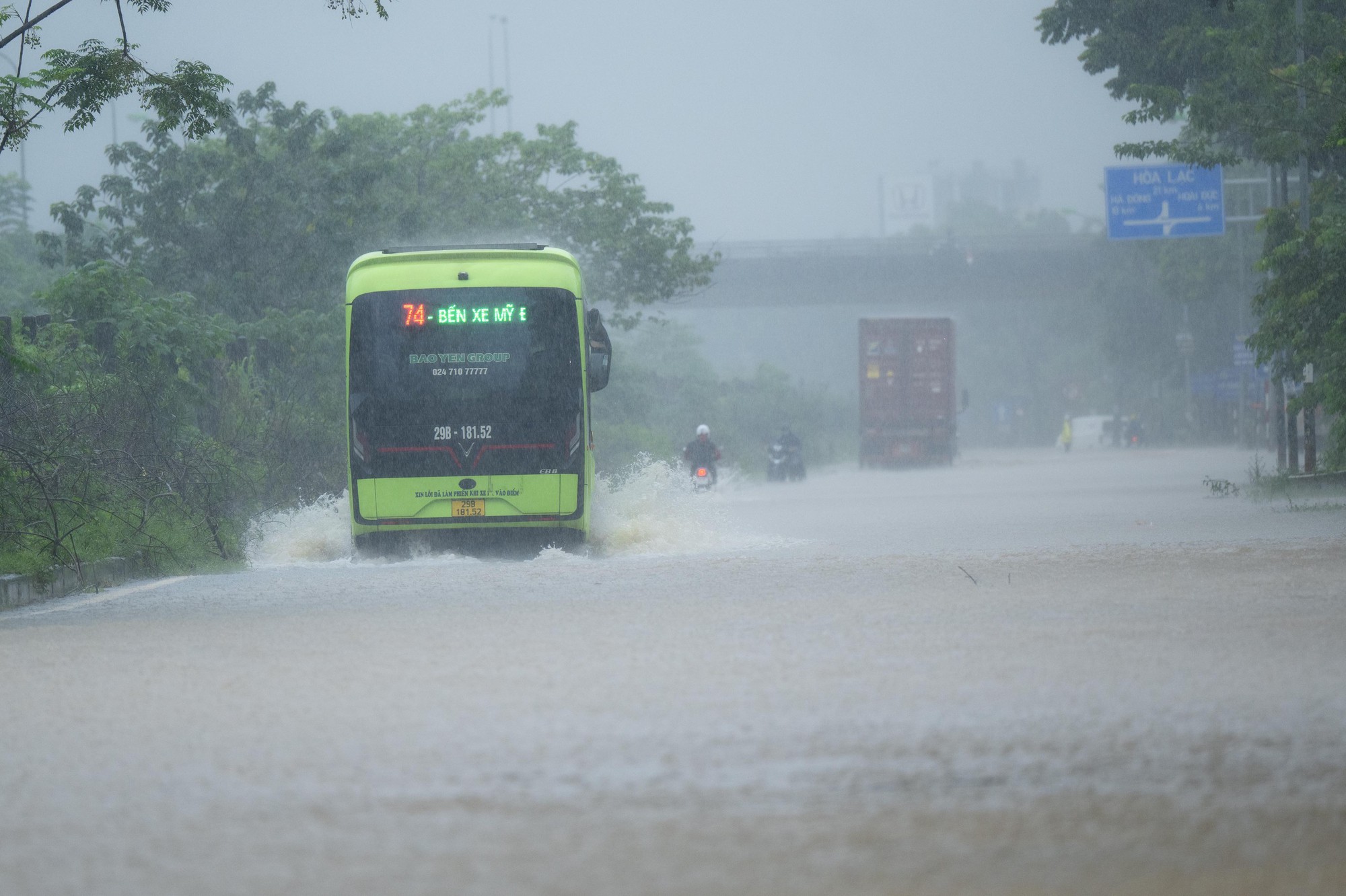 Toàn cảnh Hà Nội ngập sau trận mưa suốt đêm: Những ai đi làm sáng nay lưu ý các tuyến đường này! - Ảnh 35.