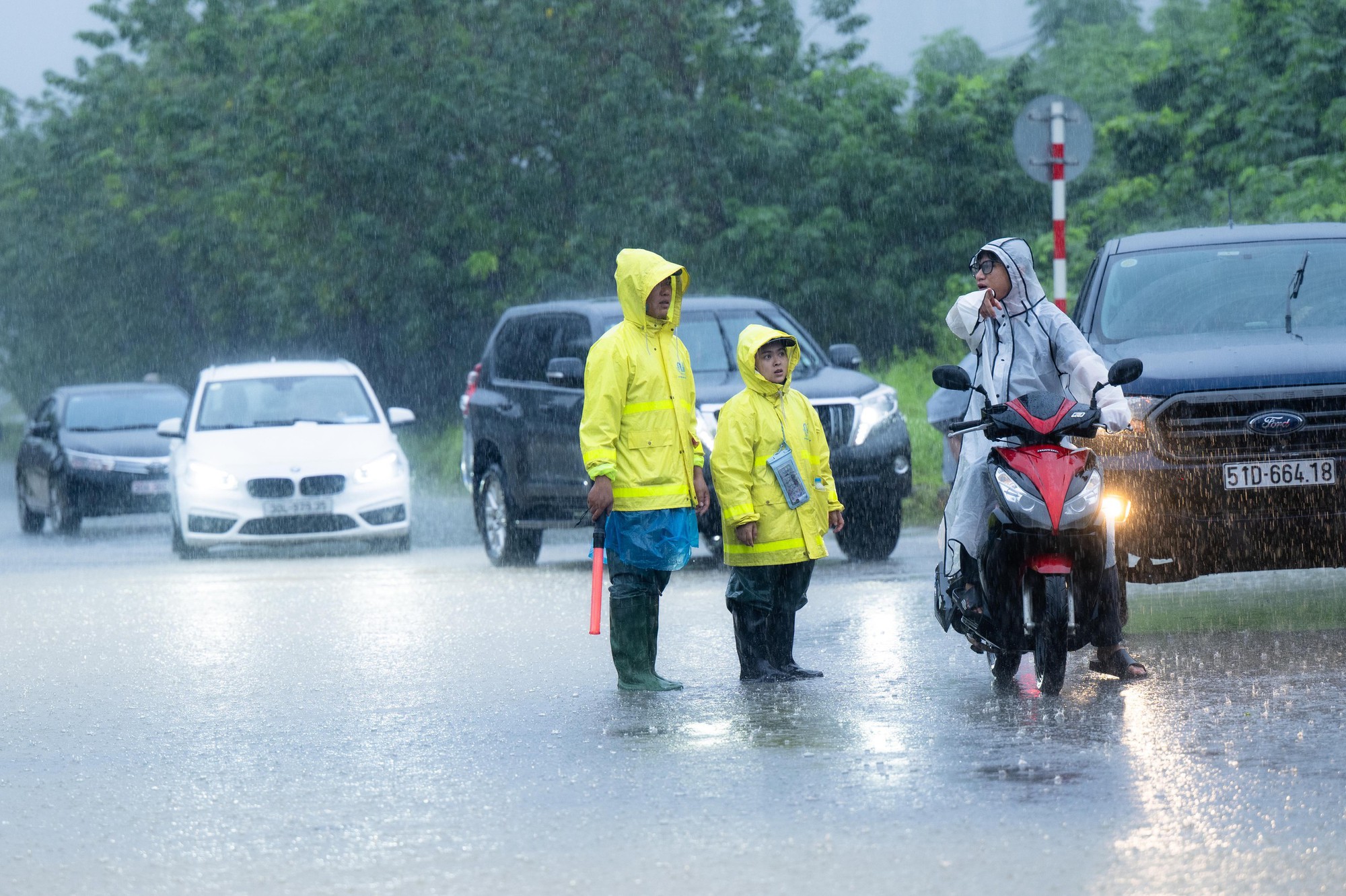 Toàn cảnh Hà Nội ngập sau trận mưa suốt đêm: Những ai đi làm sáng nay lưu ý các tuyến đường này! - Ảnh 36.