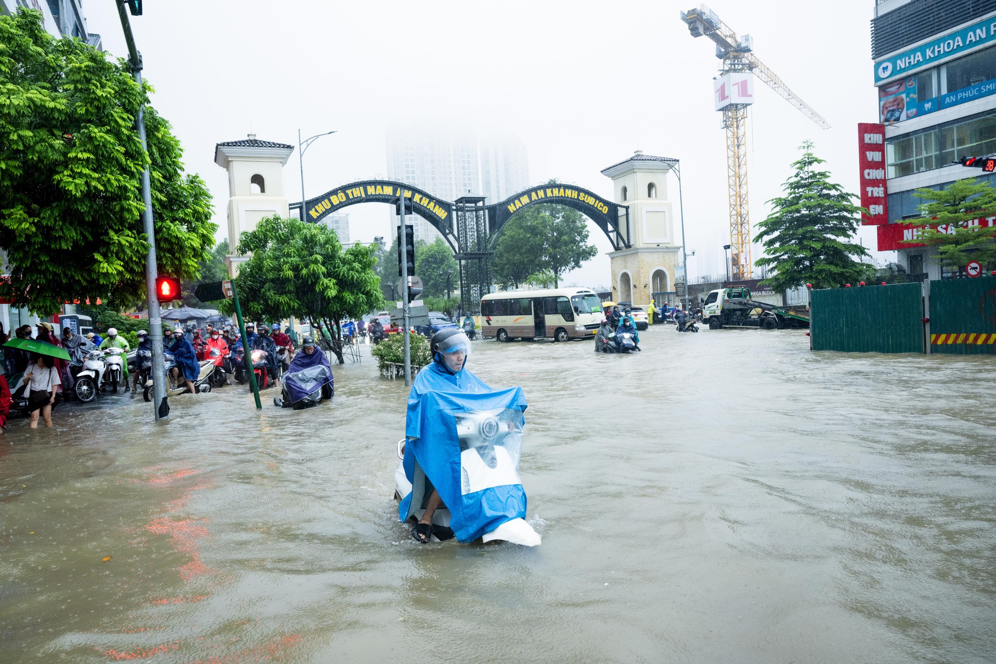 Toàn cảnh Hà Nội ngập sau trận mưa suốt đêm: Những ai đi làm sáng nay lưu ý các tuyến đường này! - Ảnh 2.