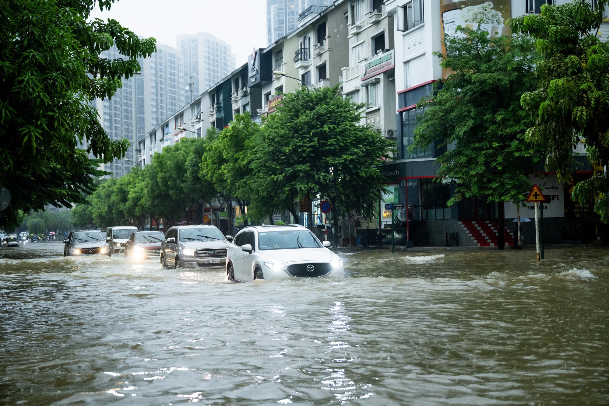 Toàn cảnh Hà Nội ngập sau trận mưa suốt đêm: Những ai đi làm sáng nay lưu ý các tuyến đường này! - Ảnh 5.