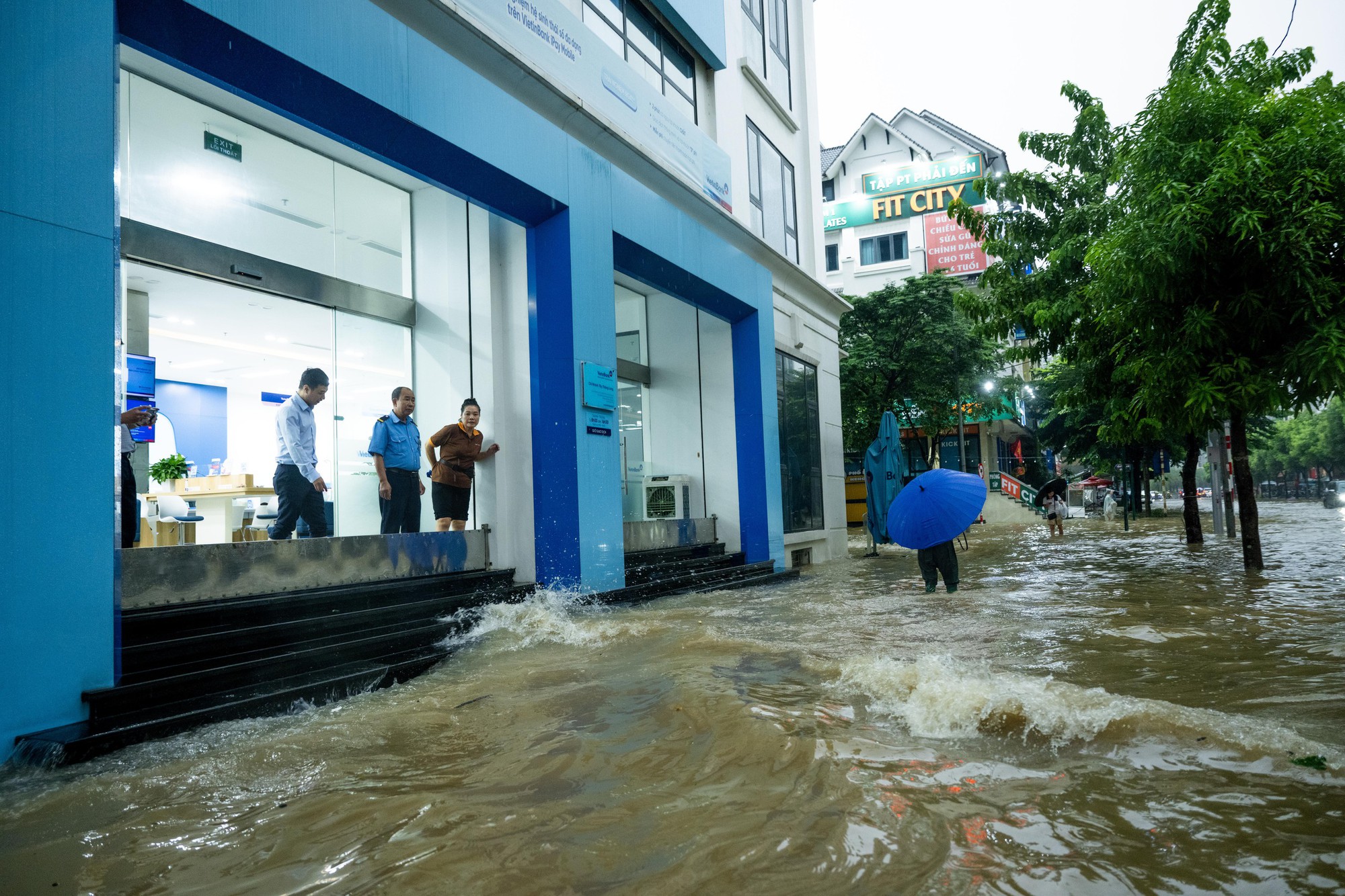 Toàn cảnh Hà Nội ngập sau trận mưa suốt đêm: Những ai đi làm sáng nay lưu ý các tuyến đường này! - Ảnh 6.