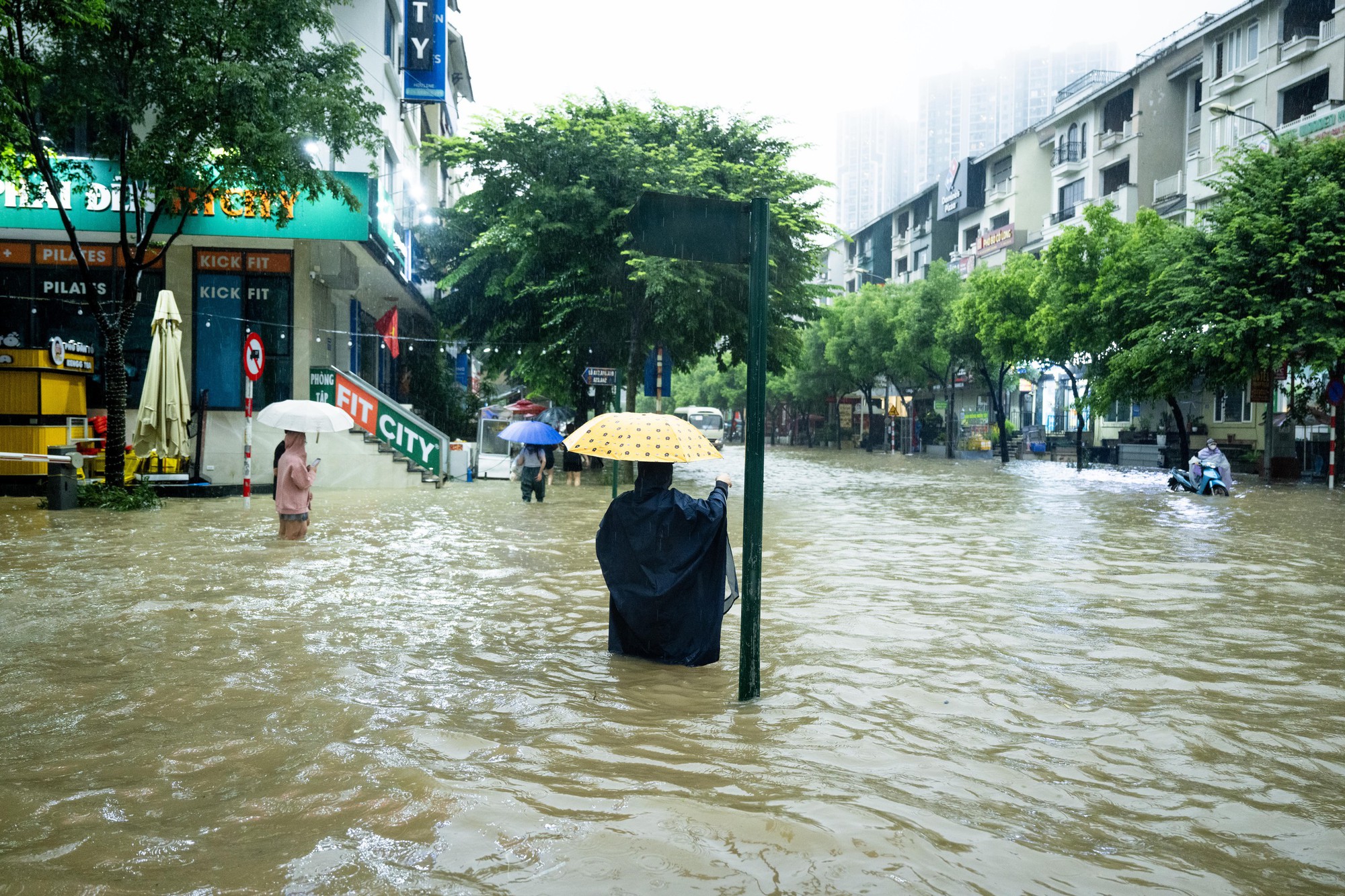 Toàn cảnh Hà Nội ngập sau trận mưa suốt đêm: Những ai đi làm sáng nay lưu ý các tuyến đường này! - Ảnh 7.