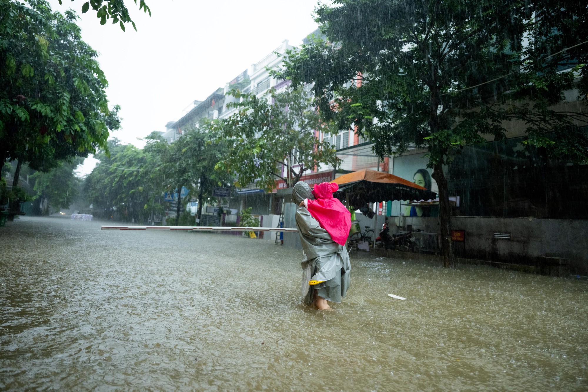 Toàn cảnh Hà Nội ngập sau trận mưa suốt đêm: Những ai đi làm sáng nay lưu ý các tuyến đường này! - Ảnh 9.