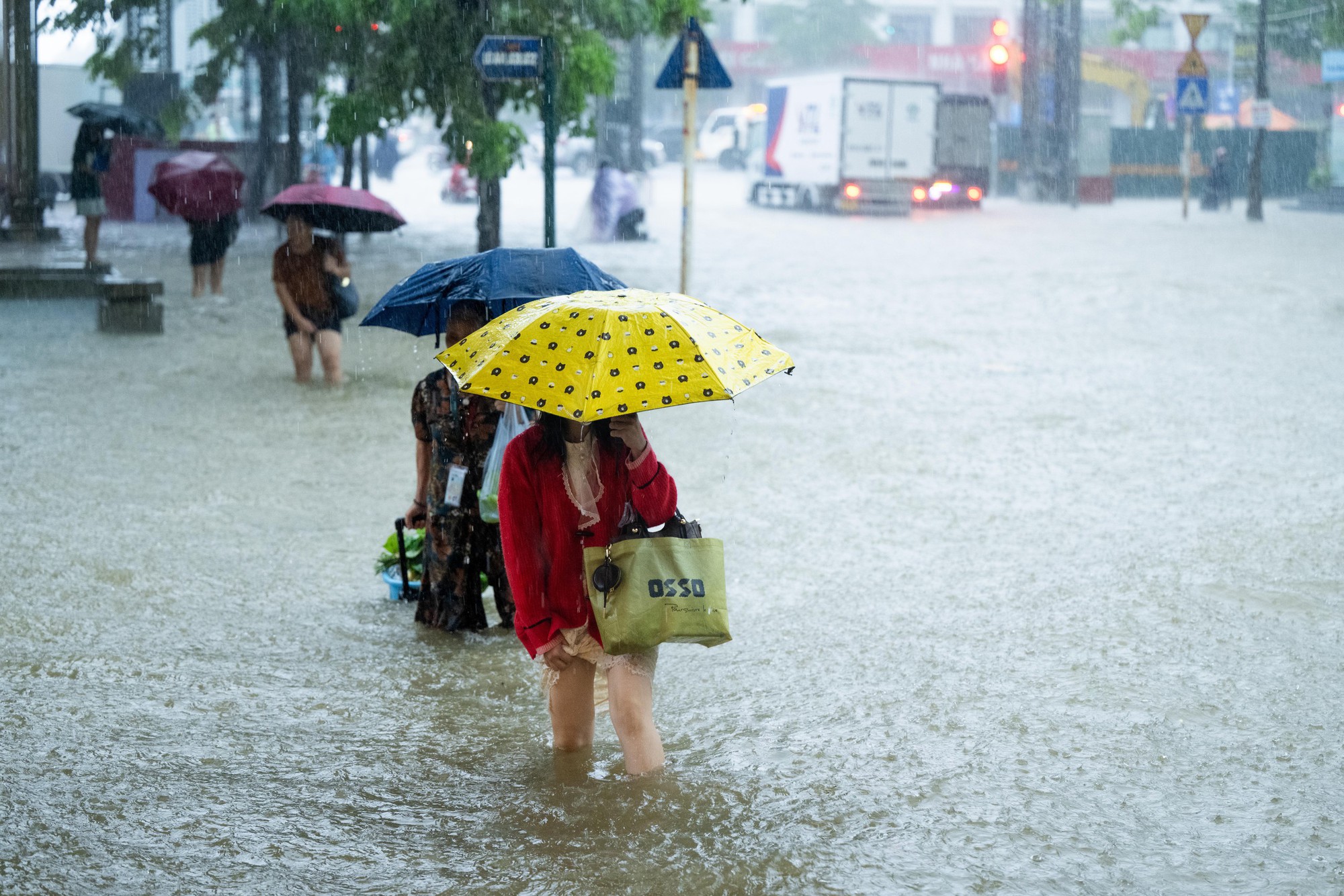 Toàn cảnh Hà Nội ngập sau trận mưa suốt đêm: Những ai đi làm sáng nay lưu ý các tuyến đường này! - Ảnh 10.
