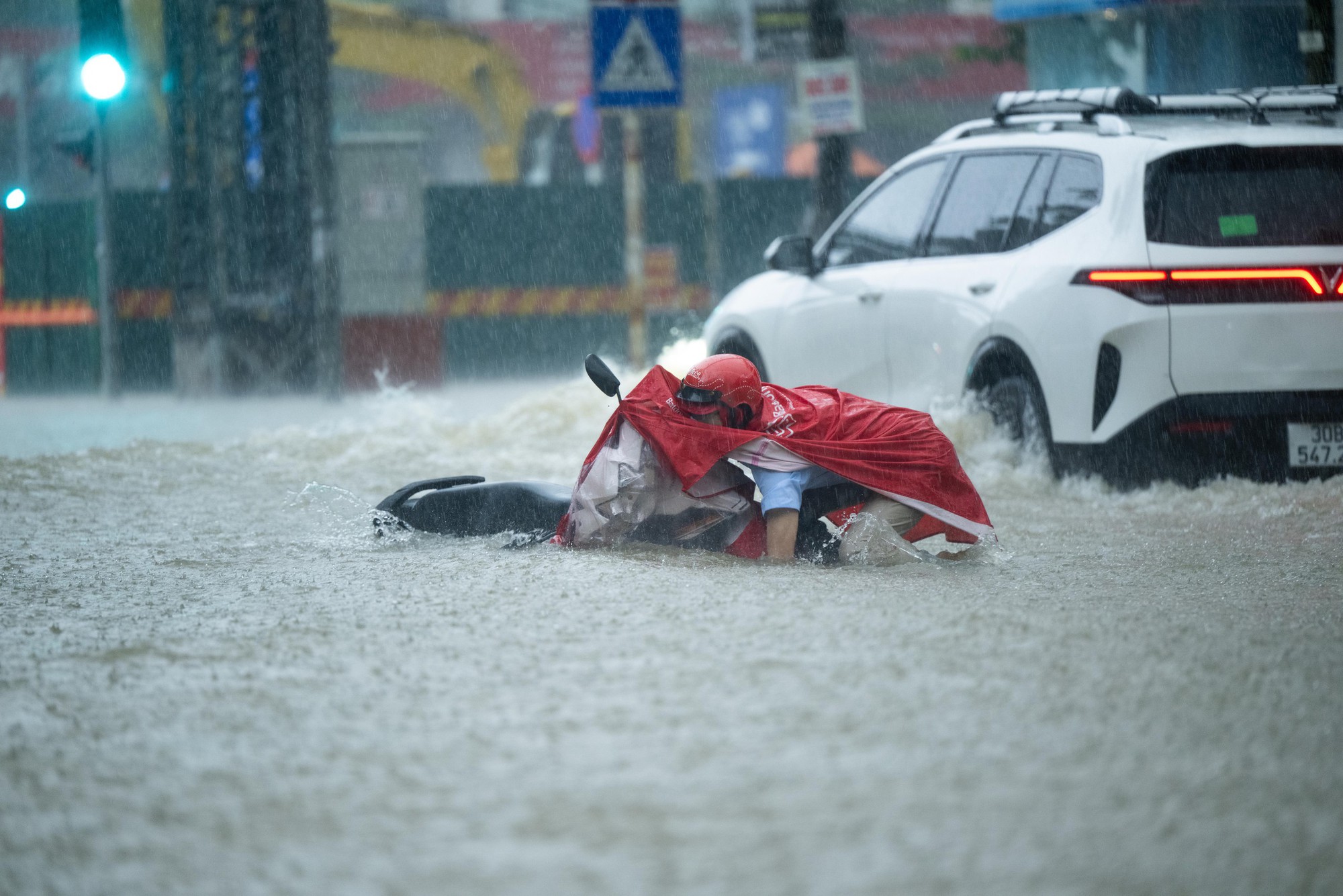Toàn cảnh Hà Nội ngập sau trận mưa suốt đêm: Những ai đi làm sáng nay lưu ý các tuyến đường này! - Ảnh 11.