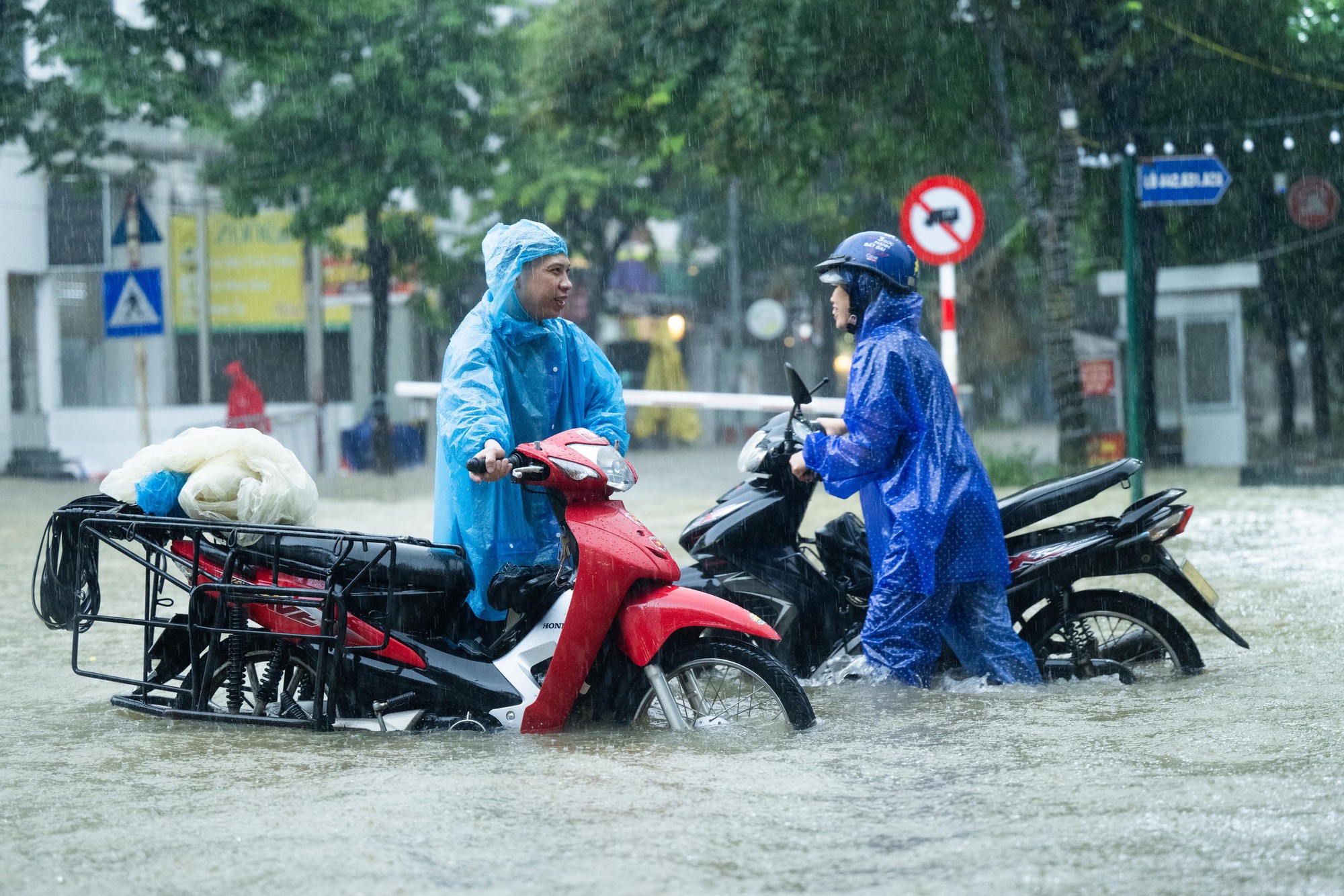Toàn cảnh Hà Nội ngập sau trận mưa suốt đêm: Những ai đi làm sáng nay lưu ý các tuyến đường này! - Ảnh 12.