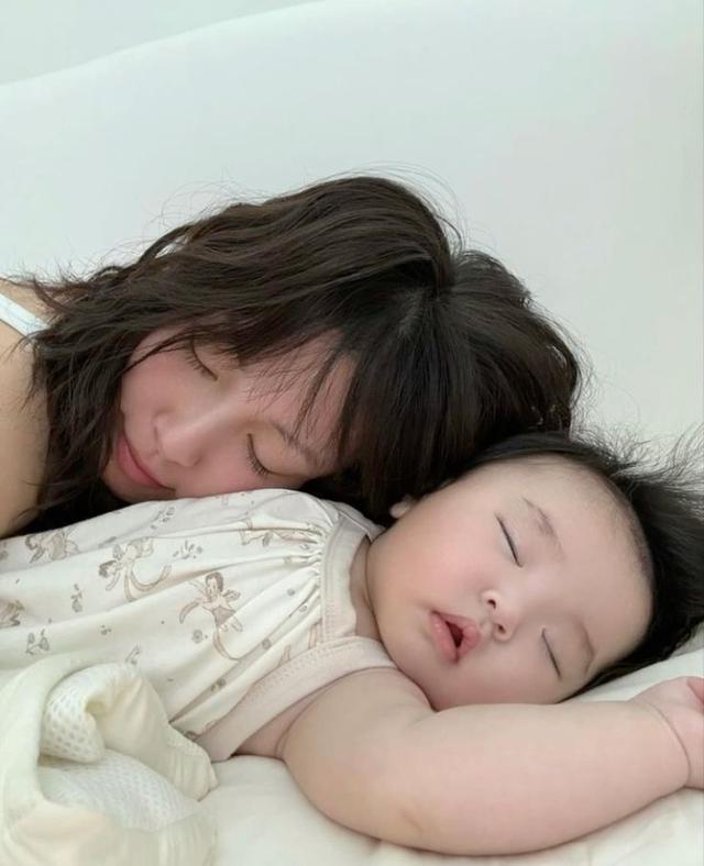 Trẻ thường xuyên ngủ với mẹ sẽ hình thành cảm giác an toàn như thế nào?- Ảnh 2.