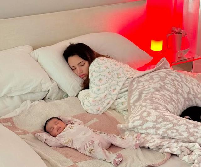 Trẻ thường xuyên ngủ với mẹ sẽ hình thành cảm giác an toàn như thế nào?- Ảnh 1.