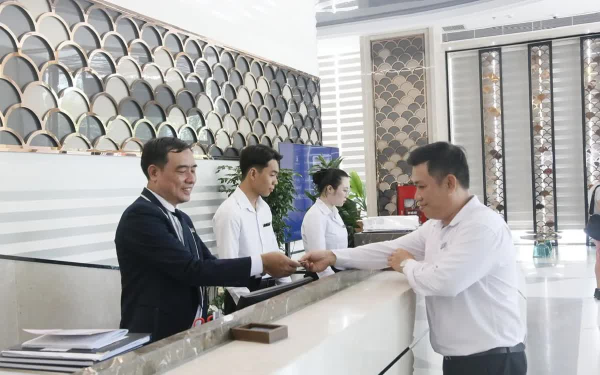 Du khách đăng kí lưu trú tại khách sạn. Ảnh: Đặng Hiếu