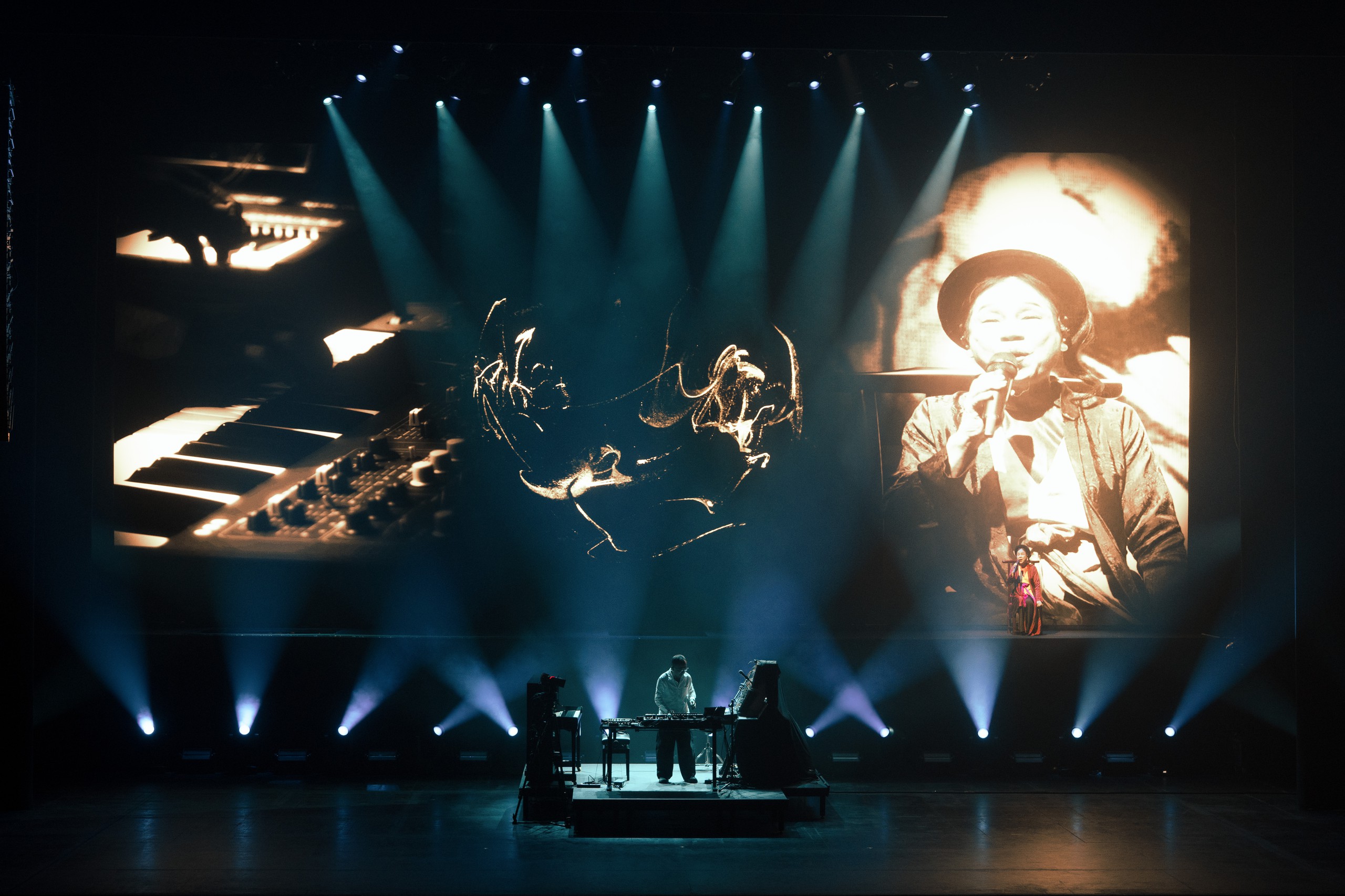 Nhạc sĩ Quốc Trung làm concert không MC, 2 “diva” của nghệ thuật truyền thống Việt Nam xuất hiện, được anh coi như “báu vật” - Ảnh 7.