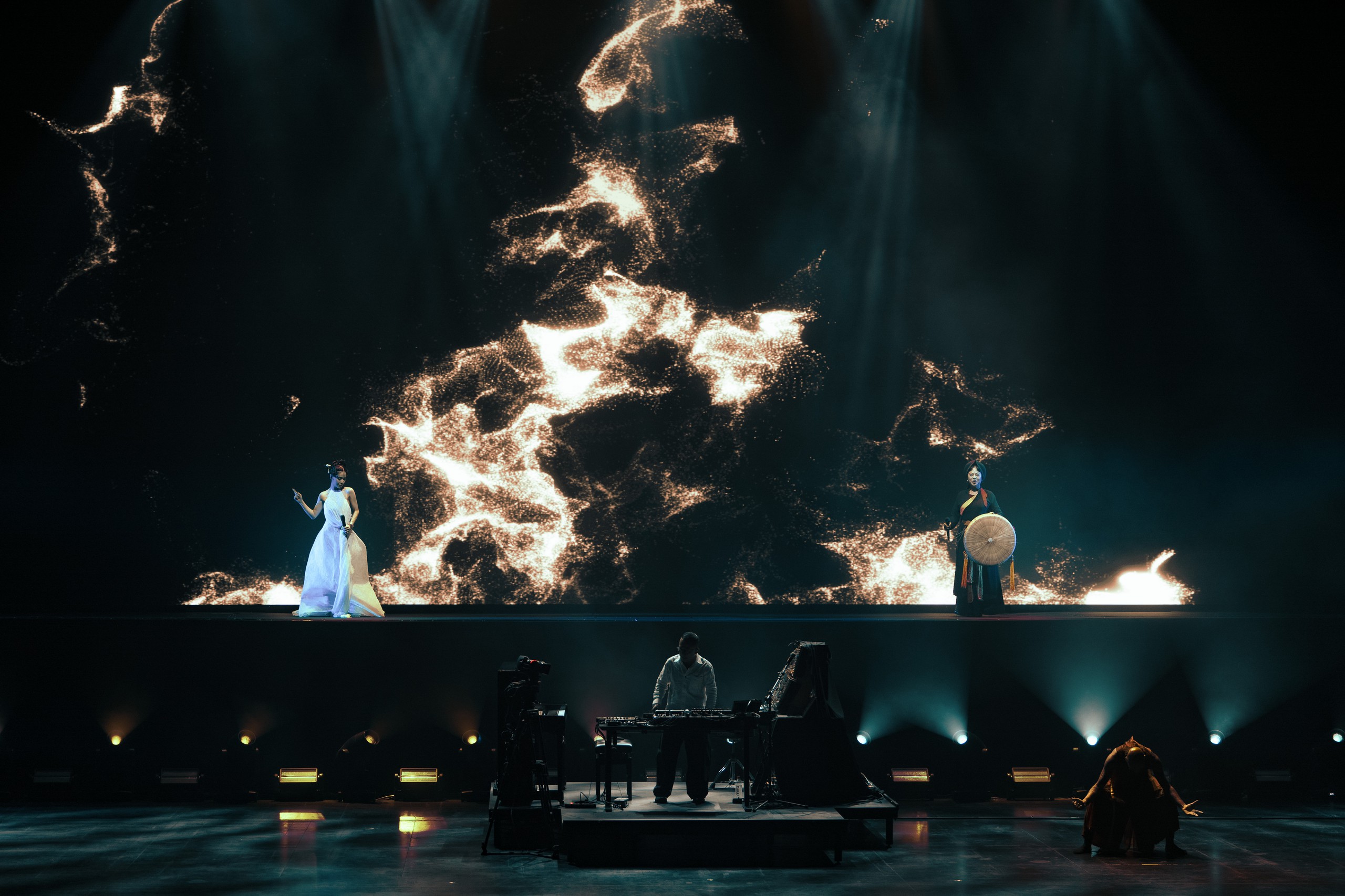Nhạc sĩ Quốc Trung làm concert không MC, 2 “diva” của nghệ thuật truyền thống Việt Nam xuất hiện, được anh coi như “báu vật” - Ảnh 6.