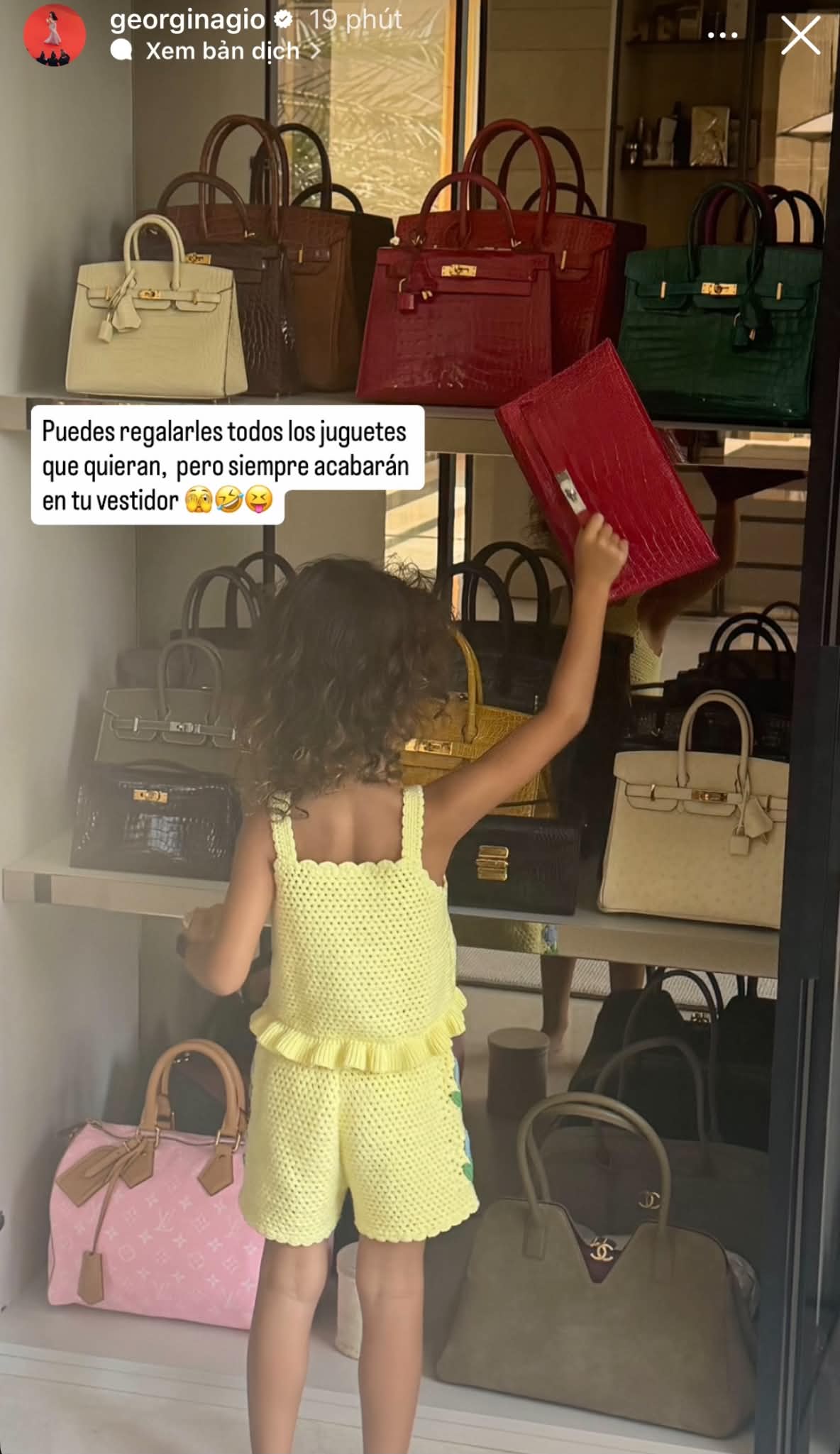 "Rich kid" nhà Ronaldo lấy túi Hermes làm đồ chơi- Ảnh 1.
