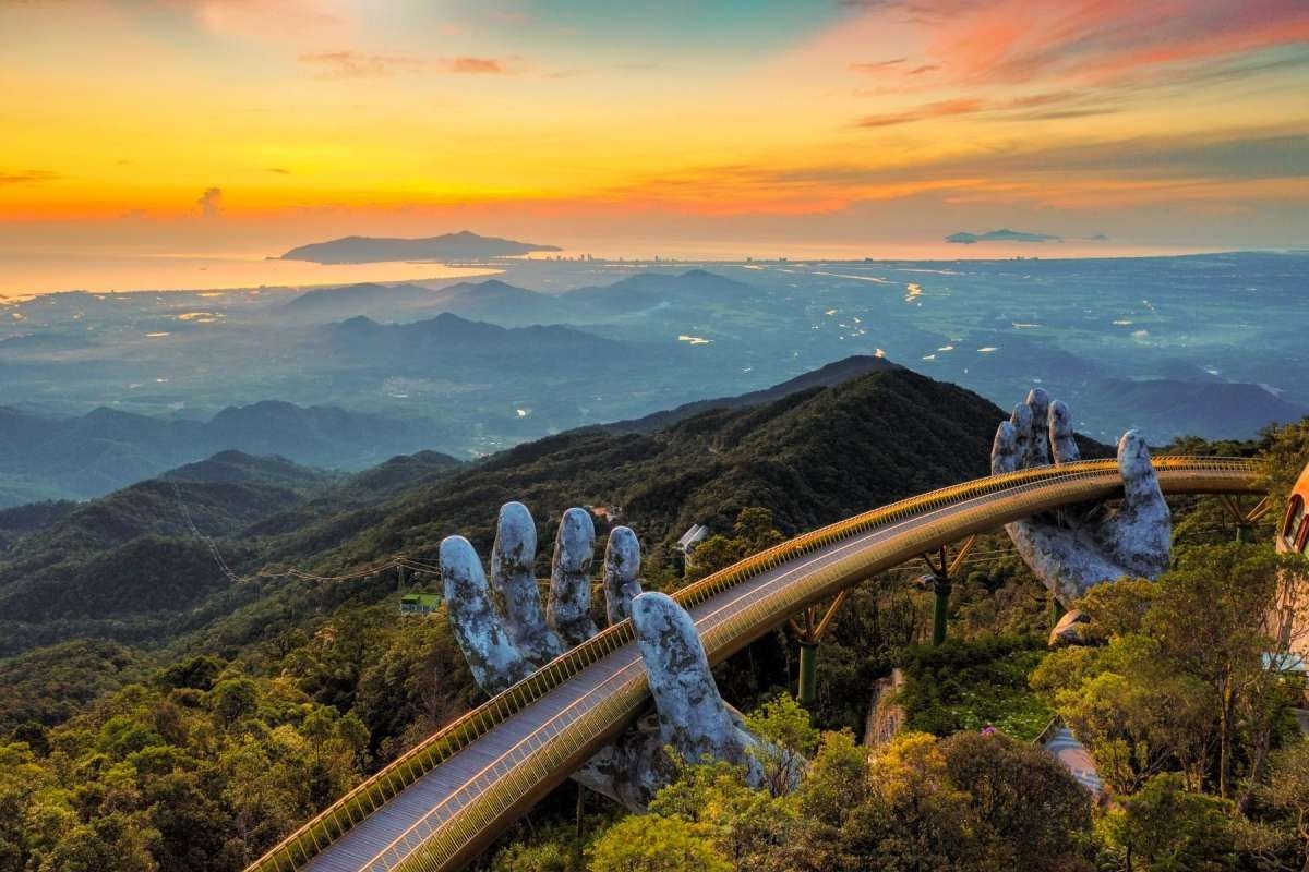 Việt Nam có cây cầu không bắc qua sông suối: Mỗi ngày đón ngàn người, được oscar du lịch vinh danh, nhiều nước xuất hiện phiên bản tương tự - Ảnh 3.