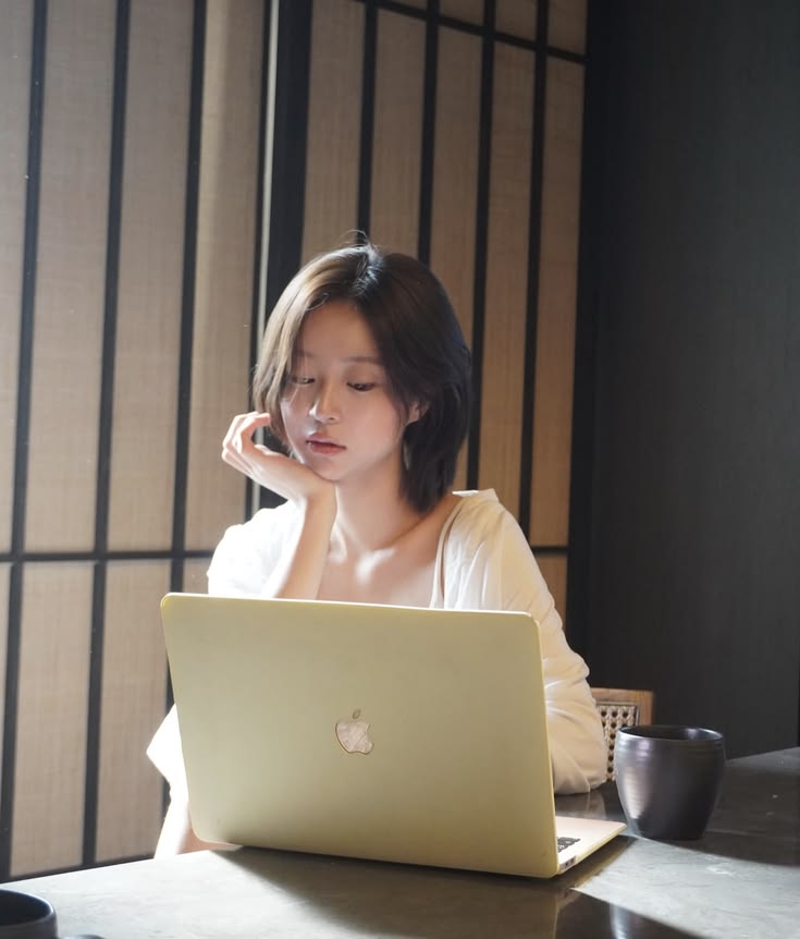 Vì sao càng bận, chúng ta càng dễ tiêu nhiều tiền?- Ảnh 1.
