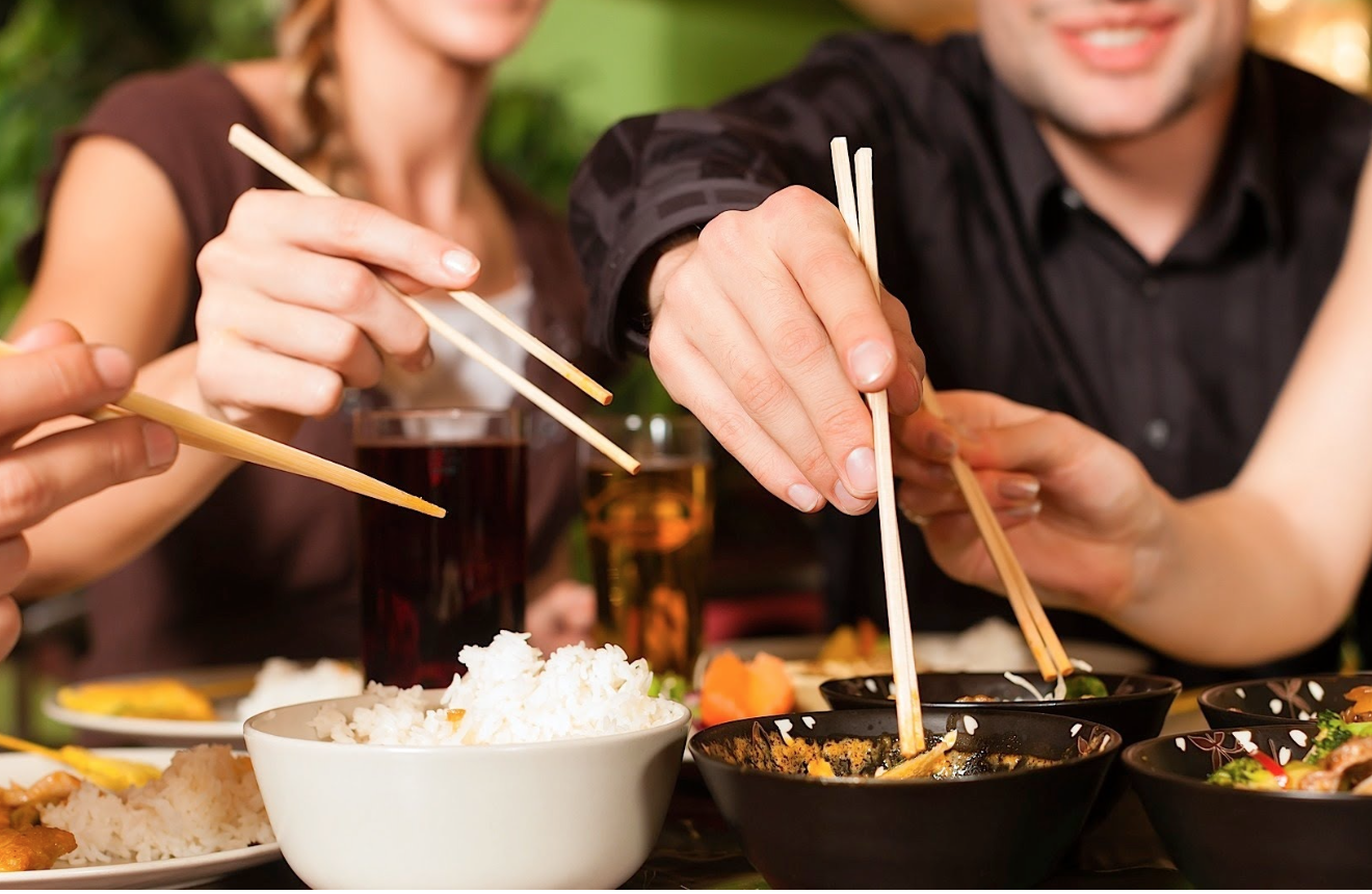6 lời khuyên cho những gia đình ăn cơm trên bàn ghế- Ảnh 1.