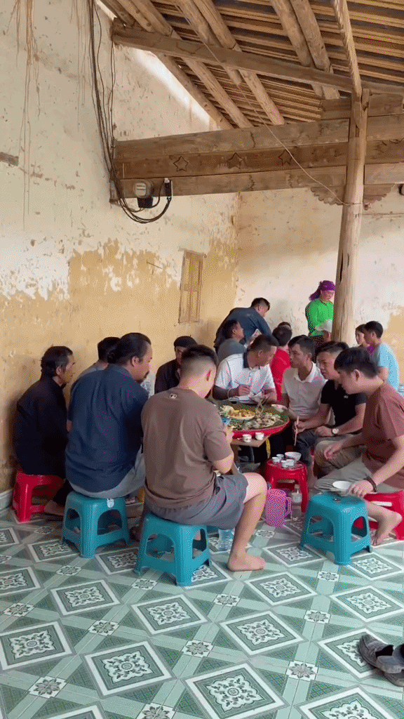 Phát hiện 1 chủ tịch xã đi dép lê, lội bùn, tự lái xe cà tàng tới nhà dân: Ngôi nhà 200 tuổi nằm giữa vùng núi đá, được xem như "bảo tàng sống"- Ảnh 5. Phát hiện 1 chủ tịch xã đi dép lê, lội bùn, tự lái xe cà tàng tới nhà dân: Ngôi nhà 200 tuổi nằm giữa vùng núi đá, được xem như "bảo tàng sống"- Ảnh 5.