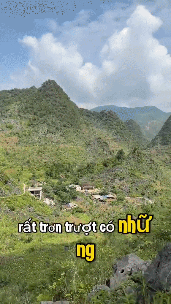 Phát hiện 1 chủ tịch xã đi dép lê, lội bùn, tự lái xe cà tàng tới nhà dân: Ngôi nhà 200 tuổi nằm giữa vùng núi đá, được xem như "bảo tàng sống"- Ảnh 3. Phát hiện 1 chủ tịch xã đi dép lê, lội bùn, tự lái xe cà tàng tới nhà dân: Ngôi nhà 200 tuổi nằm giữa vùng núi đá, được xem như "bảo tàng sống"- Ảnh 3.
