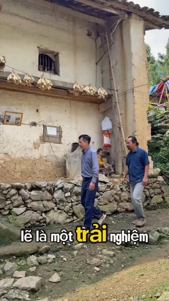Phát hiện 1 chủ tịch xã đi dép lê, lội bùn, tự lái xe cà tàng tới nhà dân: Ngôi nhà 200 tuổi nằm giữa vùng núi đá, được xem như "bảo tàng sống"- Ảnh 4. Phát hiện 1 chủ tịch xã đi dép lê, lội bùn, tự lái xe cà tàng tới nhà dân: Ngôi nhà 200 tuổi nằm giữa vùng núi đá, được xem như "bảo tàng sống"- Ảnh 4.
