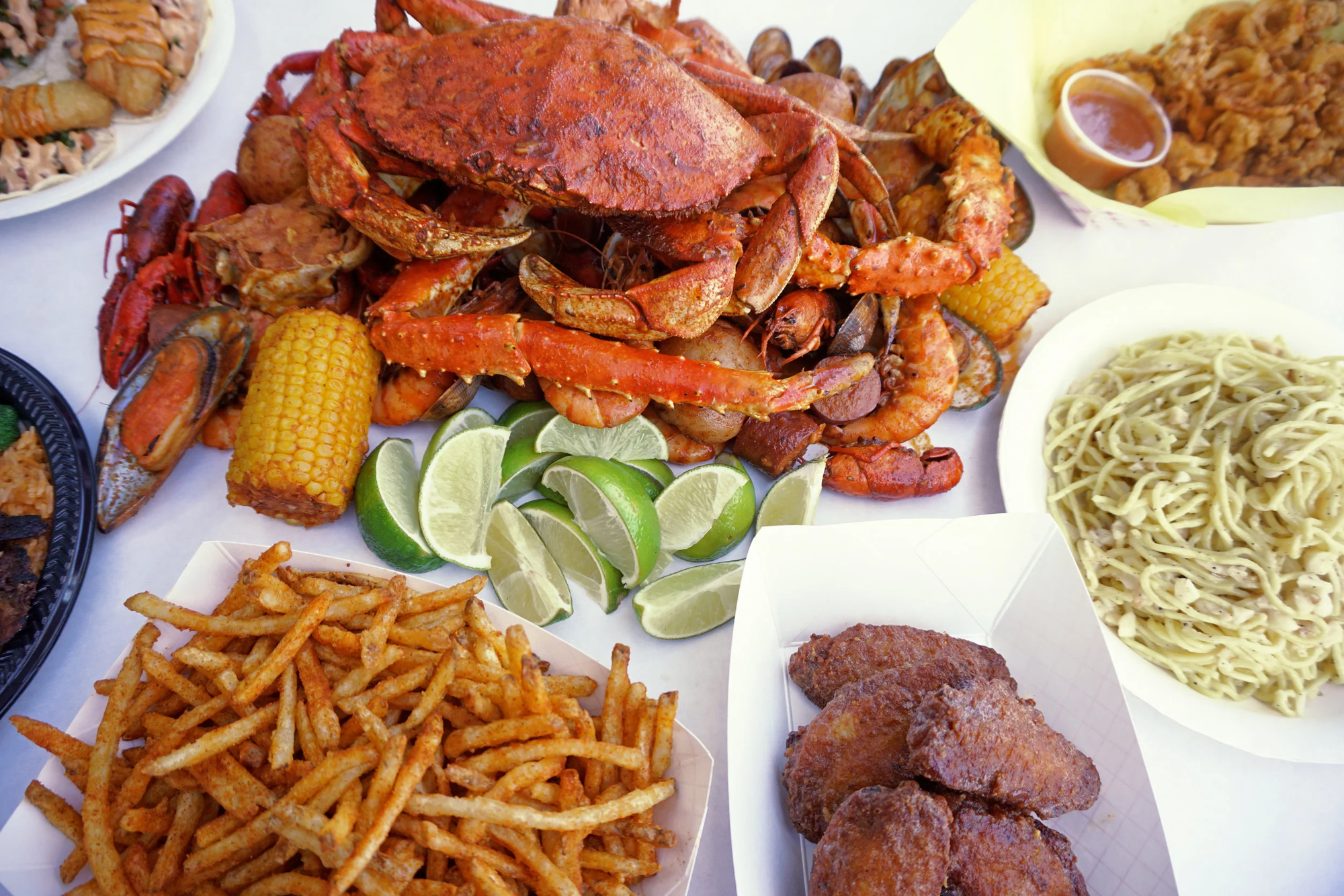Nữ MC đình đám một thời sang Mỹ bán tôm hùm, cua hoàng đế, để con gái làm phục vụ - Ảnh 3.
