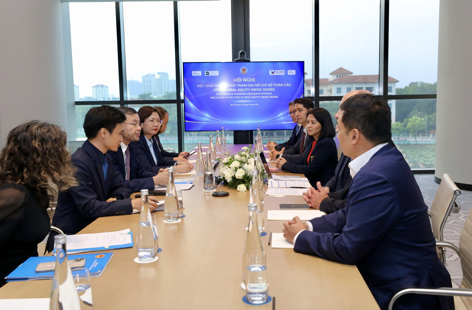FTSE Russell đề xuất loạt hợp tác mới với Việt Nam sau dấu mốc nâng hạng - Ảnh 1. FTSE Russell đề xuất loạt hợp tác mới với Việt Nam sau dấu mốc nâng hạng - Ảnh 1.