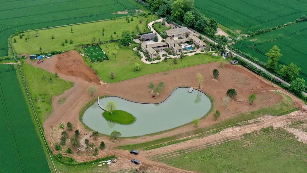 Toàn cảnh khu đất 100.000m2 là trang trại nuôi gà của David Beckham- Ảnh 2.