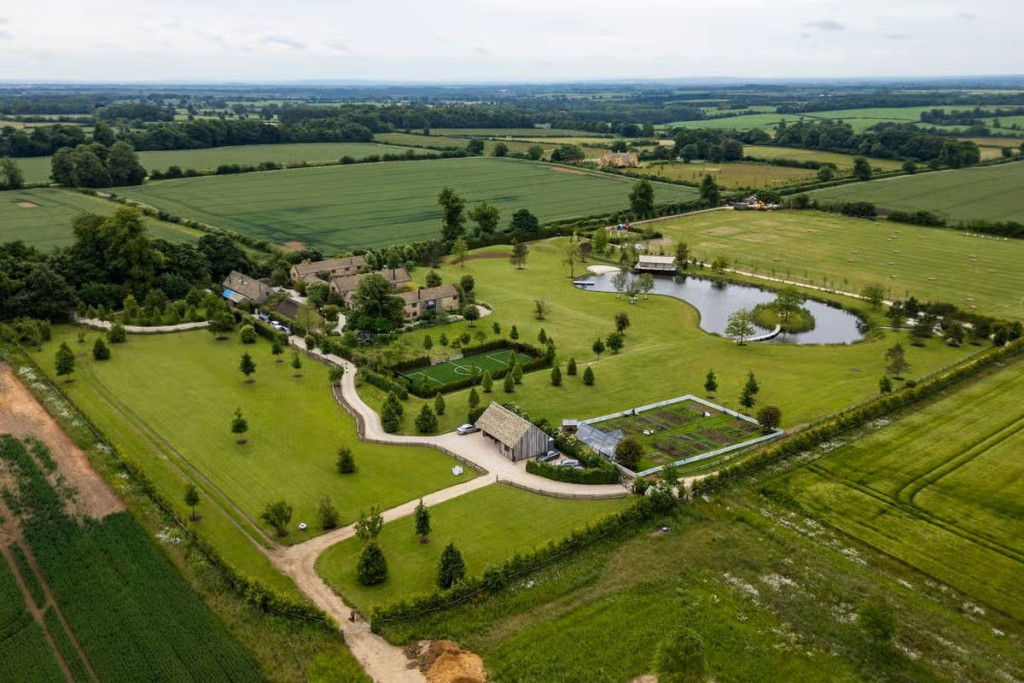 Toàn cảnh khu đất 100.000m2 là trang trại nuôi gà của David Beckham- Ảnh 3.