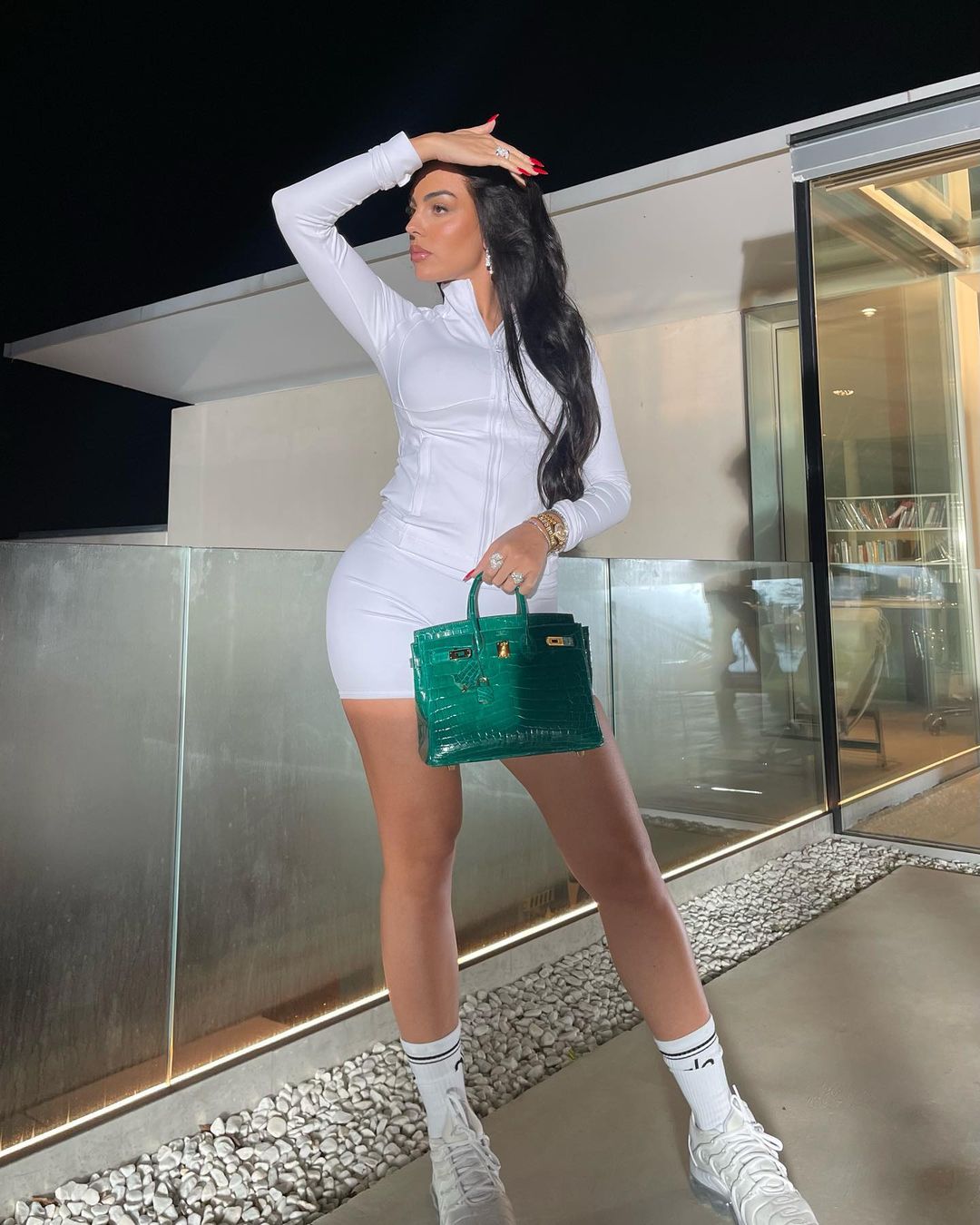 "Rich kid" nhà Ronaldo lấy túi Hermes làm đồ chơi- Ảnh 2.