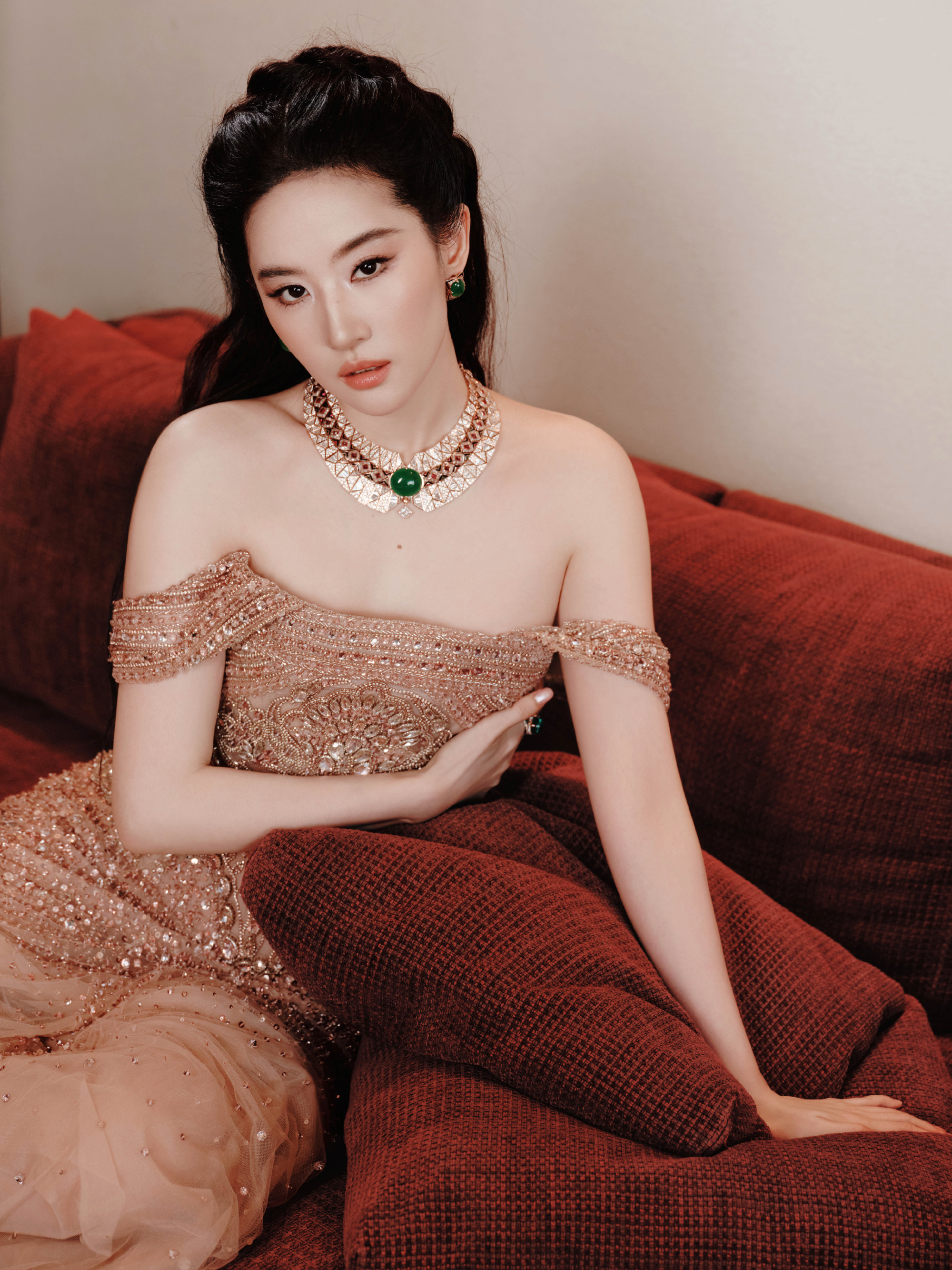 Lưu Diệc Phi kiếm 1950 tỷ đồng trong 3 năm, cuộc sống xa hoa gây choáng ngợp - Ảnh 1.