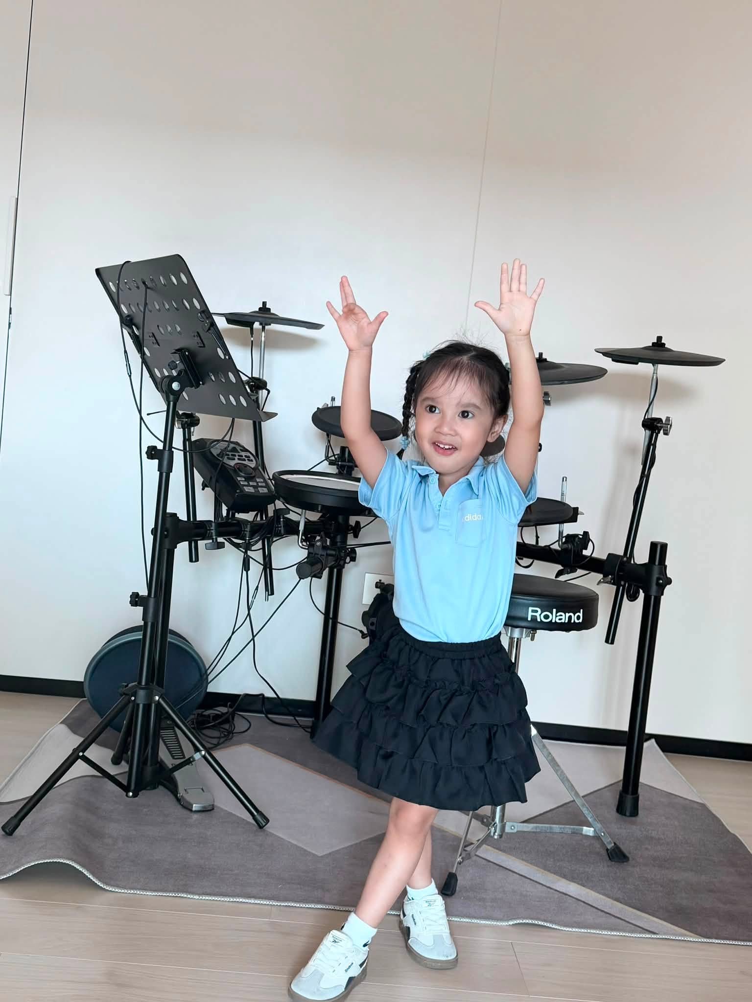Con gái Bảo Anh 3 tuổi xinh như thiên thần, làm trợ lý cho mẹ được dân tình khen hết lời - Ảnh 5.