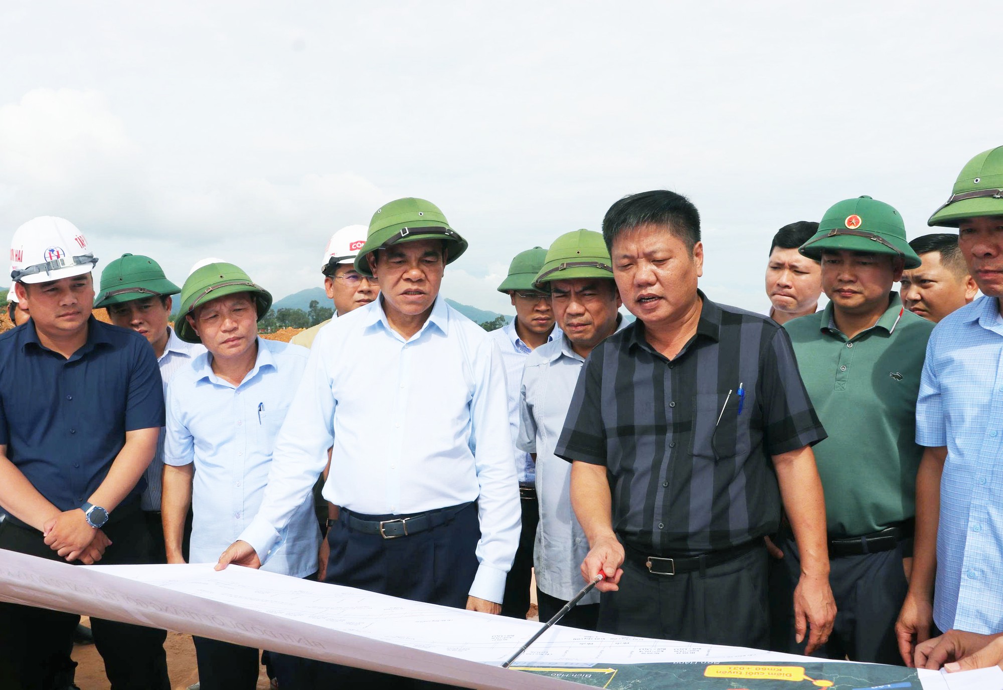 Việt Nam đang xây tuyến cao tốc khổng lồ “ngốn” gần 9,9 triệu m³ đất, gần 1 triệu m³ đá: gồm 51 cầu, hầm xuyên núi, phải cấp phép thêm hàng loạt mỏ để đáp ứng- Ảnh 3.