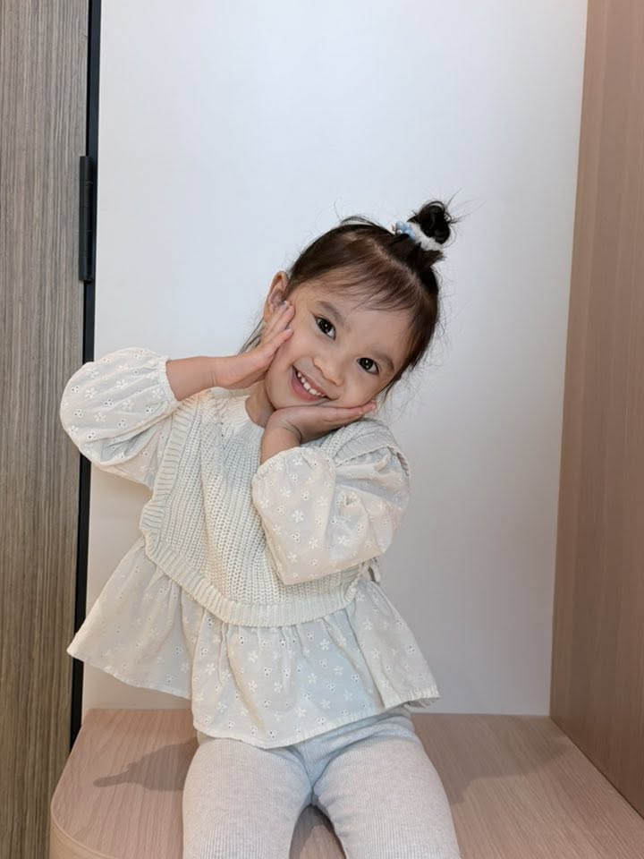 Con gái Bảo Anh 3 tuổi xinh như thiên thần, làm trợ lý cho mẹ được dân tình khen hết lời - Ảnh 7.