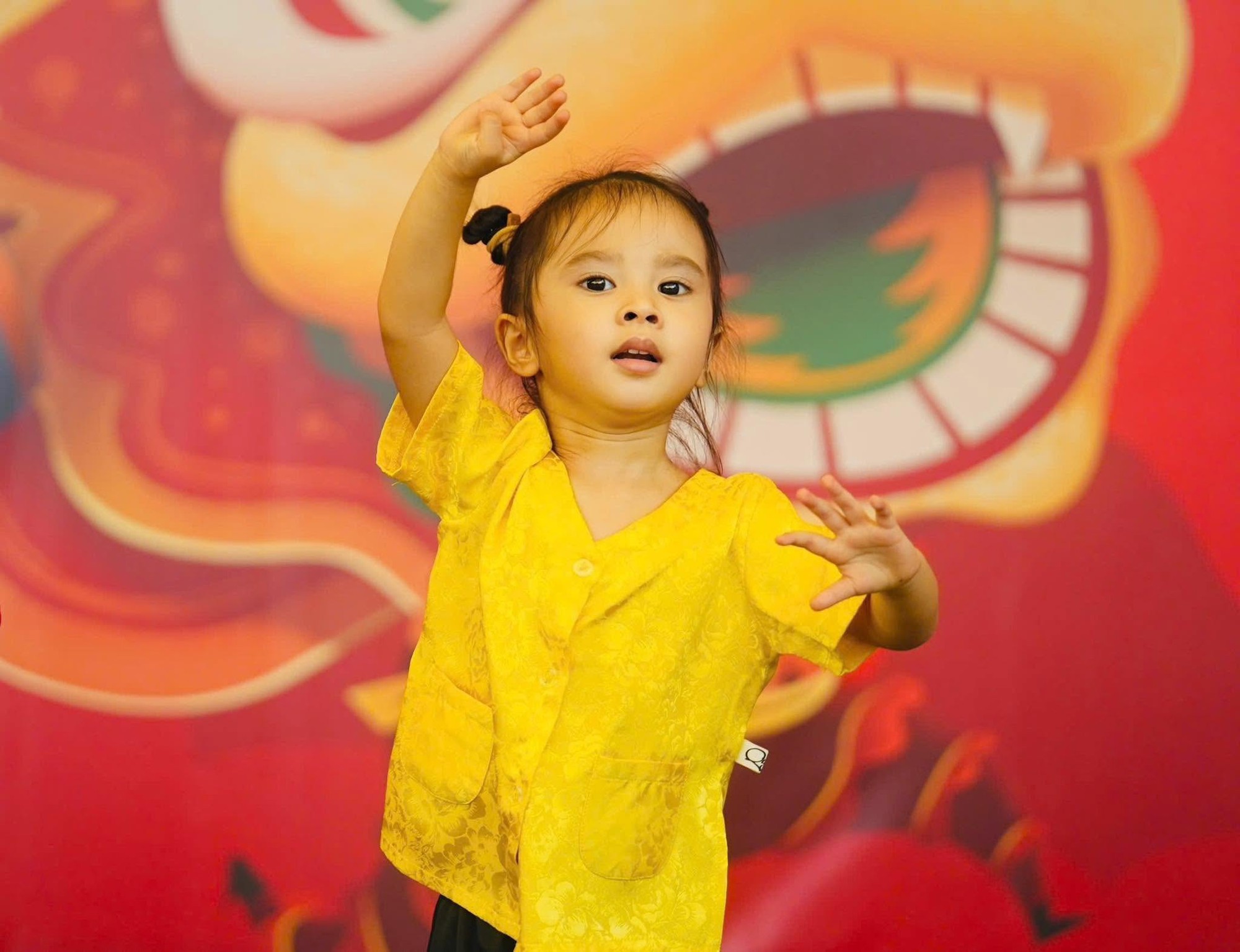 Con gái Bảo Anh 3 tuổi xinh như thiên thần, làm trợ lý cho mẹ được dân tình khen hết lời - Ảnh 8.