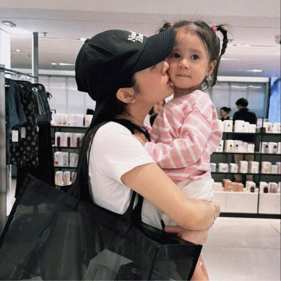 Con gái Bảo Anh 3 tuổi xinh như thiên thần, làm trợ lý cho mẹ được dân tình khen hết lời - Ảnh 9.