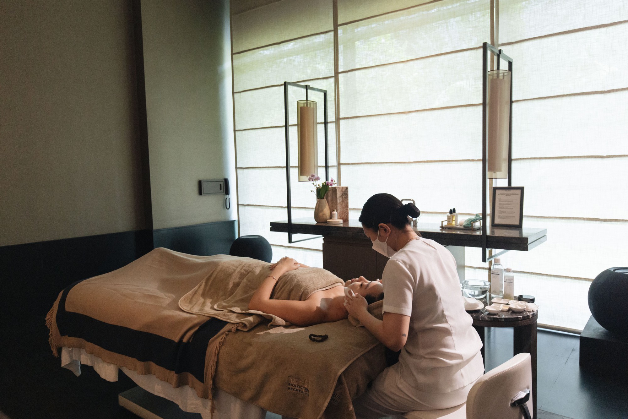 Các tín đồ làm đẹp "phải lòng" một chai serum màu hồng ngay từ trải nghiệm đầu tiên - Ảnh 4.