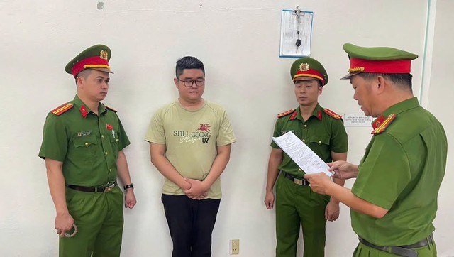 Bắt cựu nhân viên ngân hàng Nguyễn Đặng Duy SN 1999 để điều tra về số nợ 1,98 tỷ đồng- Ảnh 1.