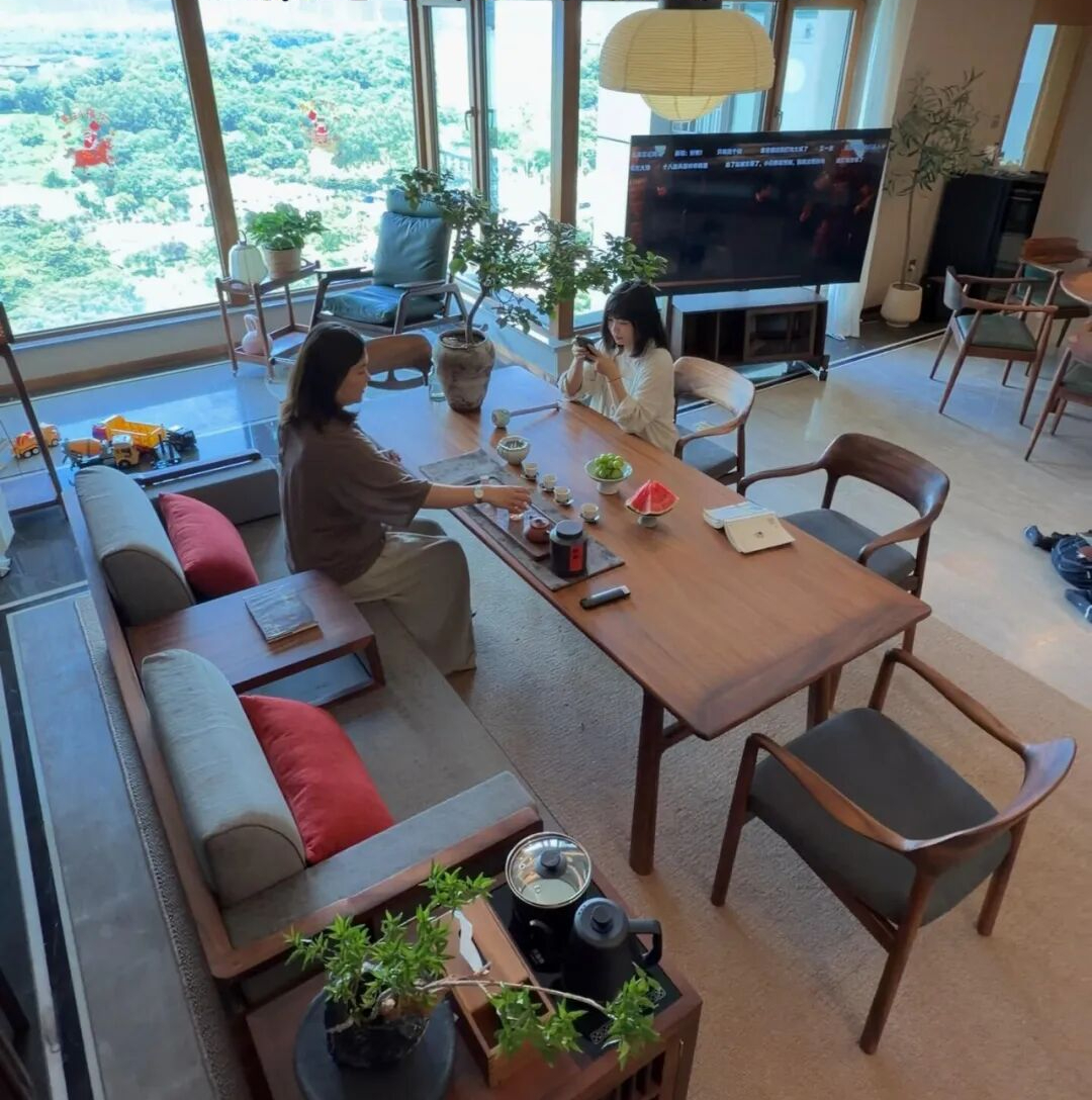 Trong phòng khách của một gia đình trẻ có chiếc bàn dài mà cả nhà đều tranh nhau dùng: Chỉ tiếc là không mua sớm hơn- Ảnh 5.