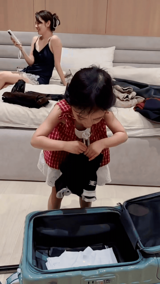 Con gái Bảo Anh 3 tuổi xinh như thiên thần, làm trợ lý cho mẹ được dân tình khen hết lời - Ảnh 1.