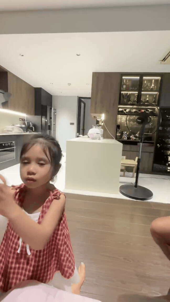 Con gái Bảo Anh 3 tuổi xinh như thiên thần, làm trợ lý cho mẹ được dân tình khen hết lời - Ảnh 3.