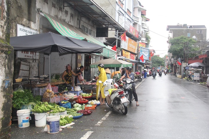Giá rau xanh ở Hà Nội tăng vọt sau mưa lớn kéo dài- Ảnh 2.