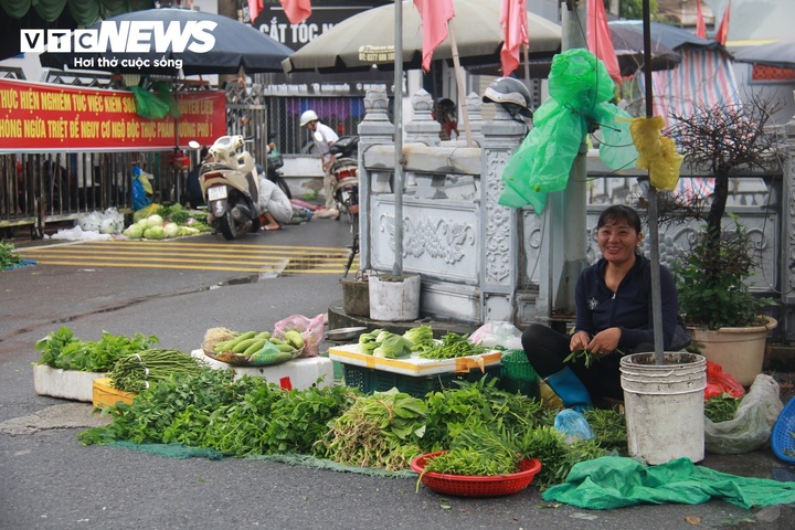 Giá rau xanh ở Hà Nội tăng vọt sau mưa lớn kéo dài- Ảnh 1.
