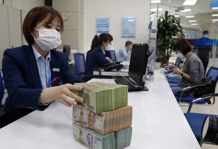 Lãi suất huy động tăng cao, ngân hàng hút tiền gửi kỷ lục- Ảnh 2.