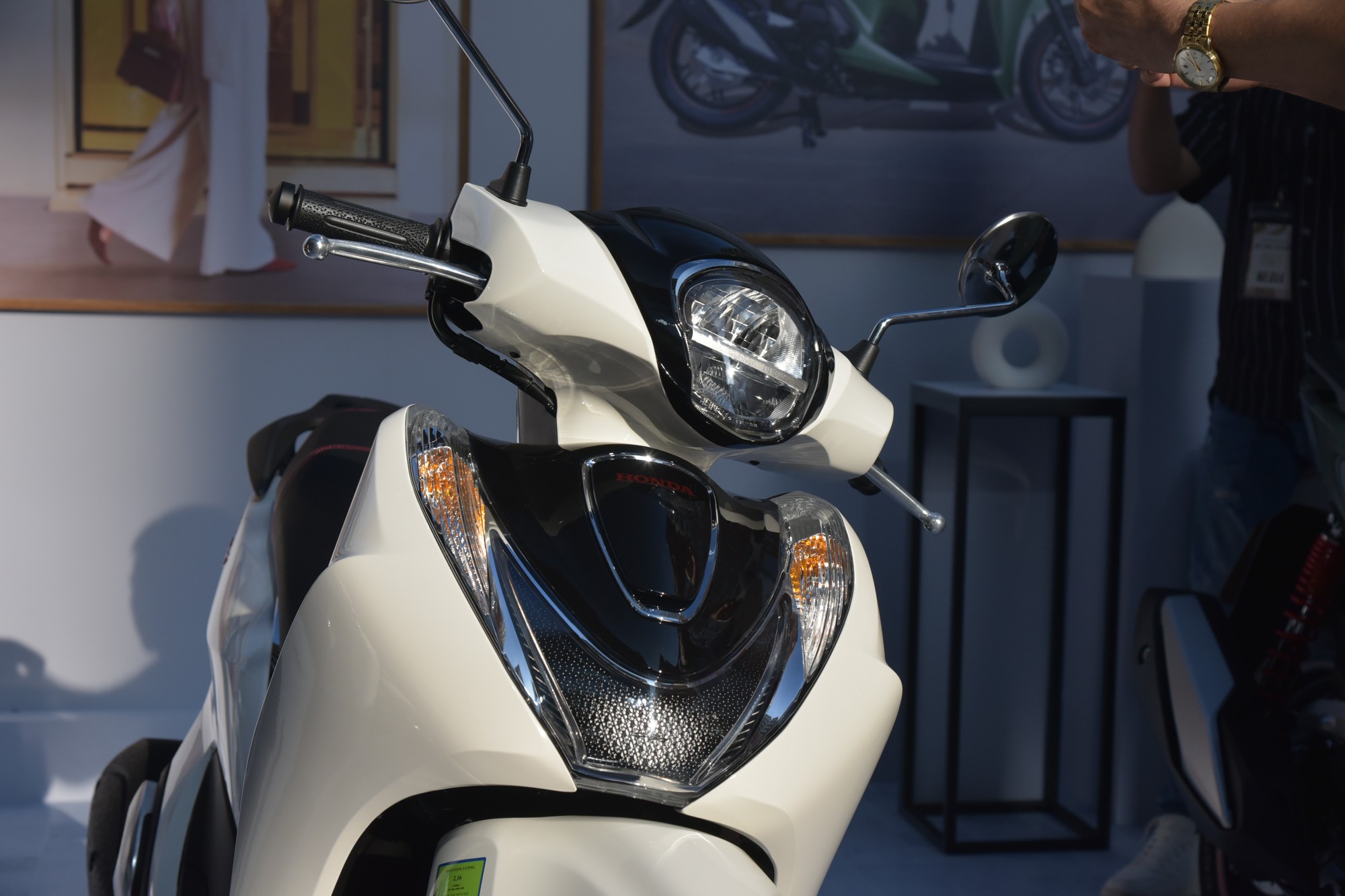 Honda Sh Mode 2026 ra mắt Việt Nam: Giá từ gần 61 triệu đồng, màn hình mới, động cơ ‘sạch’ hơn, thêm tính năng an toàn- Ảnh 21. Honda Sh Mode 2026 ra mắt Việt Nam: Giá từ gần 61 triệu đồng, màn hình mới, động cơ ‘sạch’ hơn, thêm tính năng an toàn- Ảnh 21.