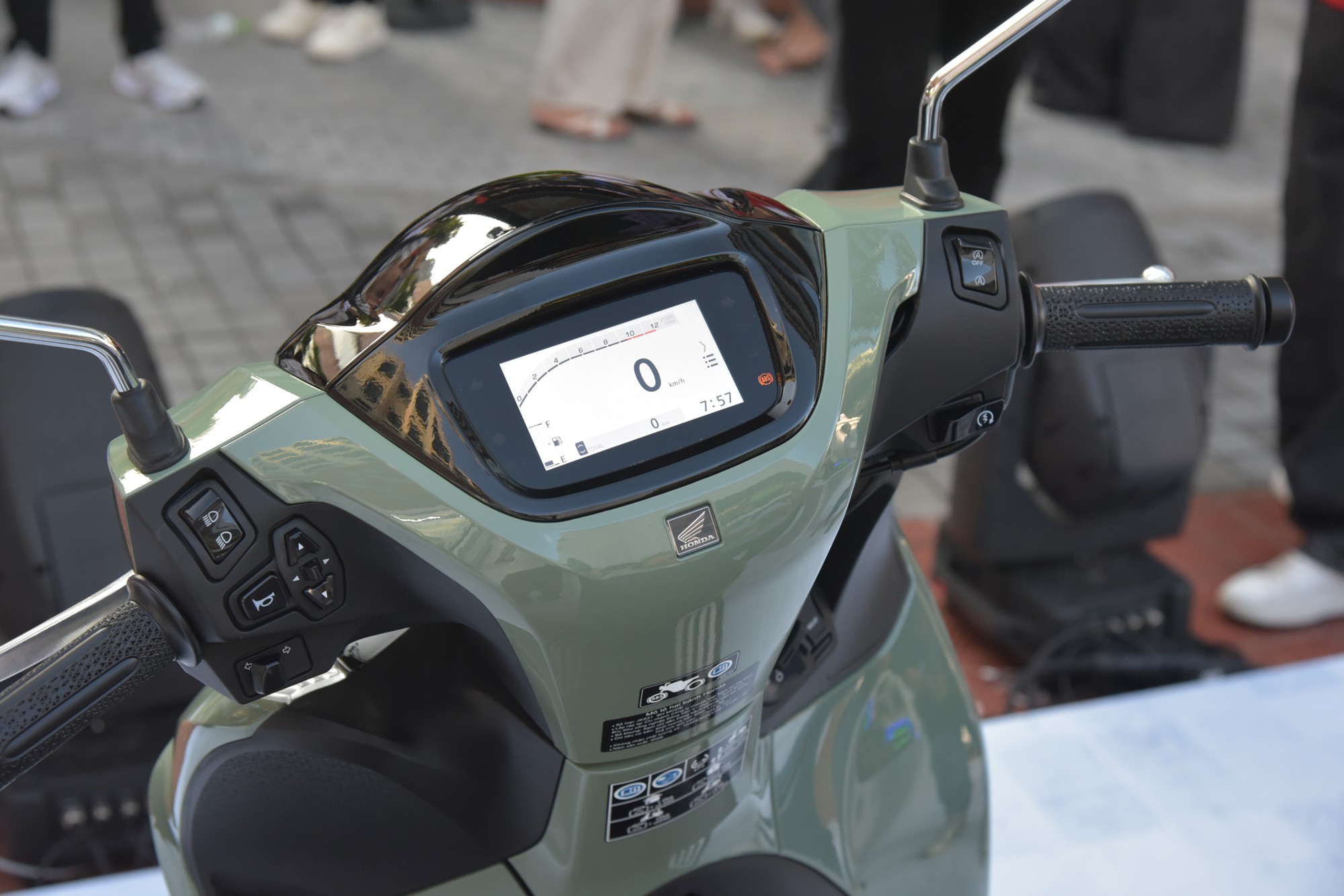 Honda Sh Mode 2026 ra mắt Việt Nam: Giá từ gần 61 triệu đồng, màn hình mới, động cơ ‘sạch’ hơn, thêm tính năng an toàn- Ảnh 10. Honda Sh Mode 2026 ra mắt Việt Nam: Giá từ gần 61 triệu đồng, màn hình mới, động cơ ‘sạch’ hơn, thêm tính năng an toàn- Ảnh 10.