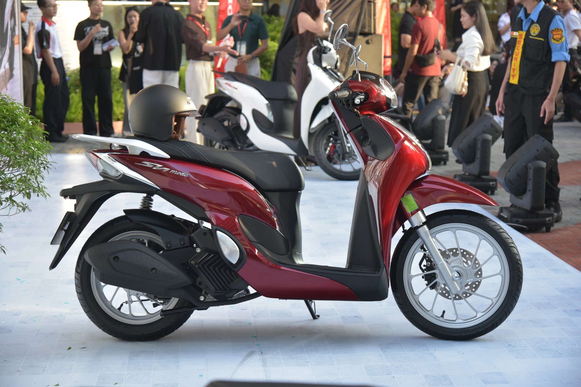 Honda Sh Mode 2026 ra mắt Việt Nam: Giá từ gần 61 triệu đồng, màn hình mới, động cơ ‘sạch’ hơn, thêm tính năng an toàn- Ảnh 3. Honda Sh Mode 2026 ra mắt Việt Nam: Giá từ gần 61 triệu đồng, màn hình mới, động cơ ‘sạch’ hơn, thêm tính năng an toàn- Ảnh 3.
