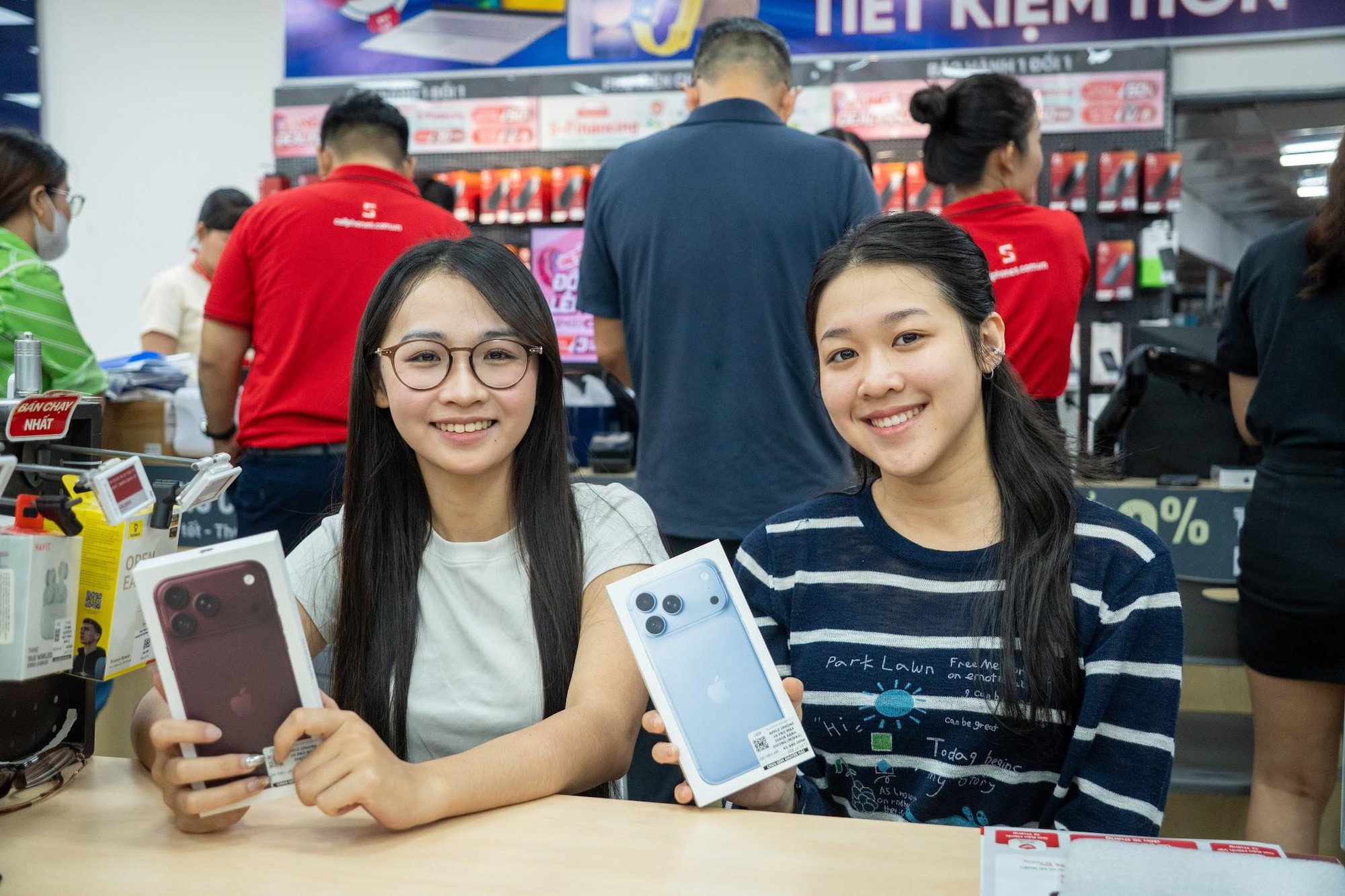 CellphoneS bắt đầu giao iPhone 18 Pro và 18 Pro Max cho khách hàng đặt trước. - Ảnh 1. CellphoneS bắt đầu giao iPhone 18 Pro và 18 Pro Max cho khách hàng đặt trước. - Ảnh 1.