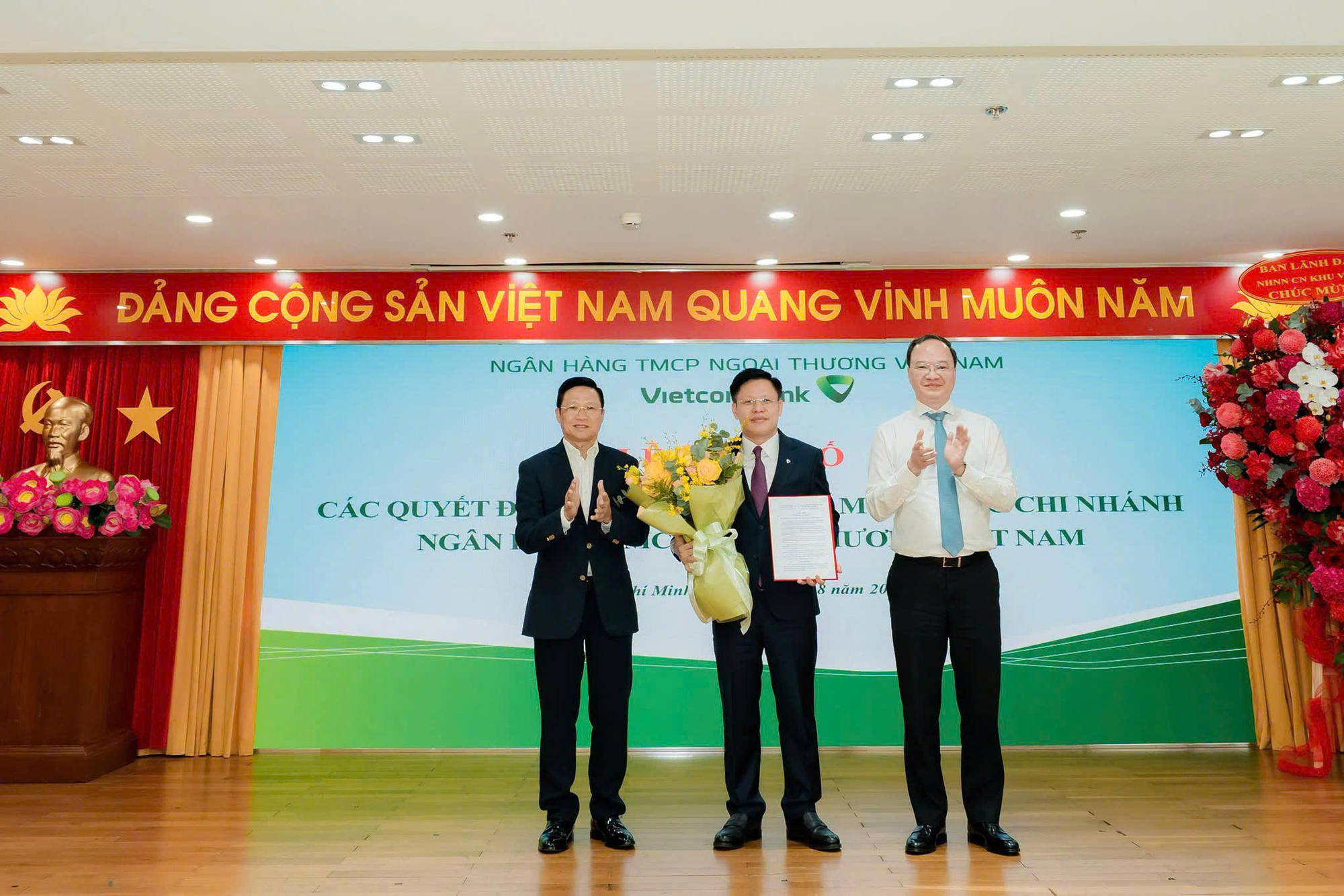 Vietcombank bổ nhiệm loạt Giám đốc chi nhánh, nhân sự cấp cao Trụ sở chính - Ảnh 1. Vietcombank bổ nhiệm loạt Giám đốc chi nhánh, nhân sự cấp cao Trụ sở chính - Ảnh 1.