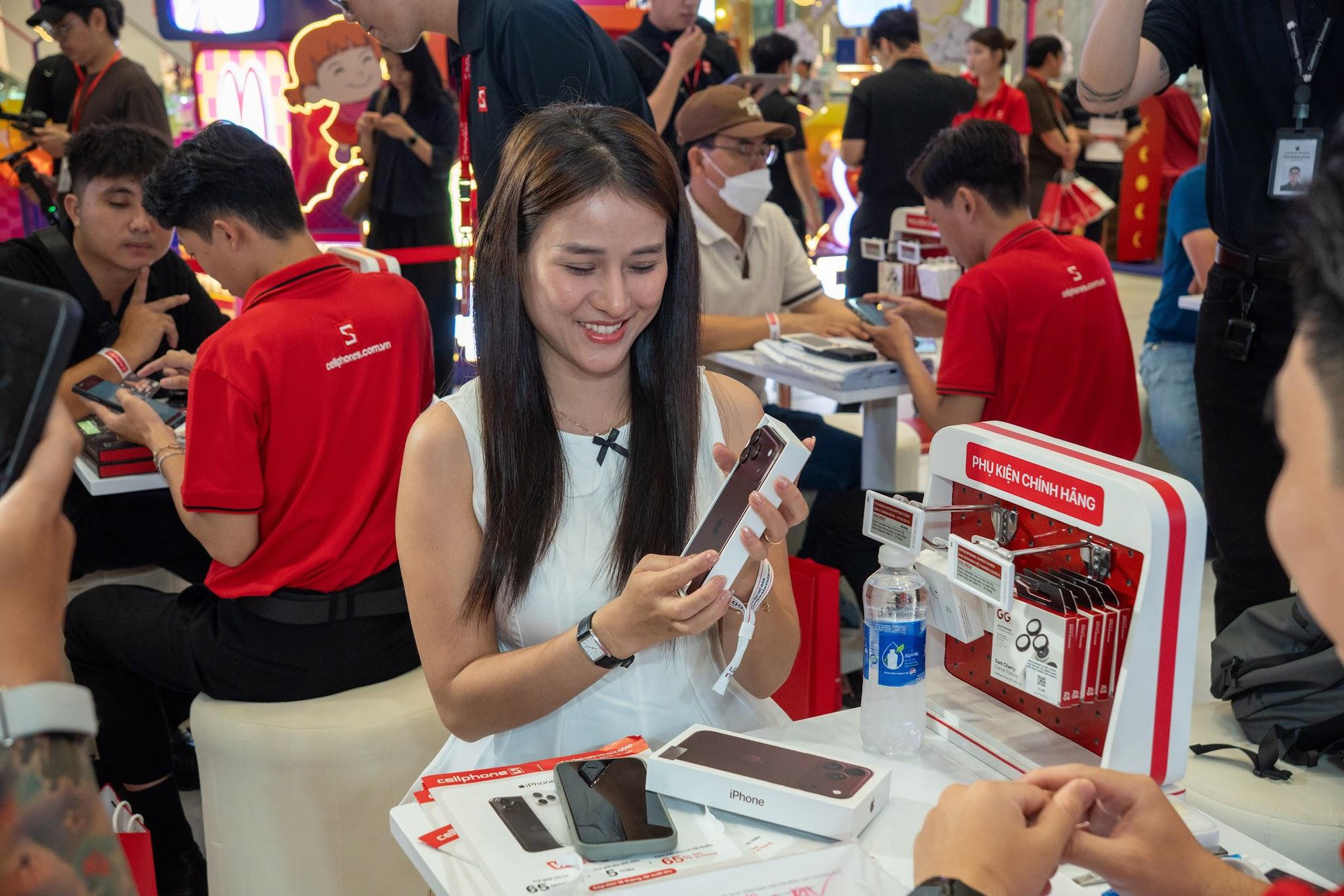 CellphoneS bắt đầu giao iPhone 18 Pro và 18 Pro Max cho khách hàng đặt trước. - Ảnh 2. CellphoneS bắt đầu giao iPhone 18 Pro và 18 Pro Max cho khách hàng đặt trước. - Ảnh 2.
