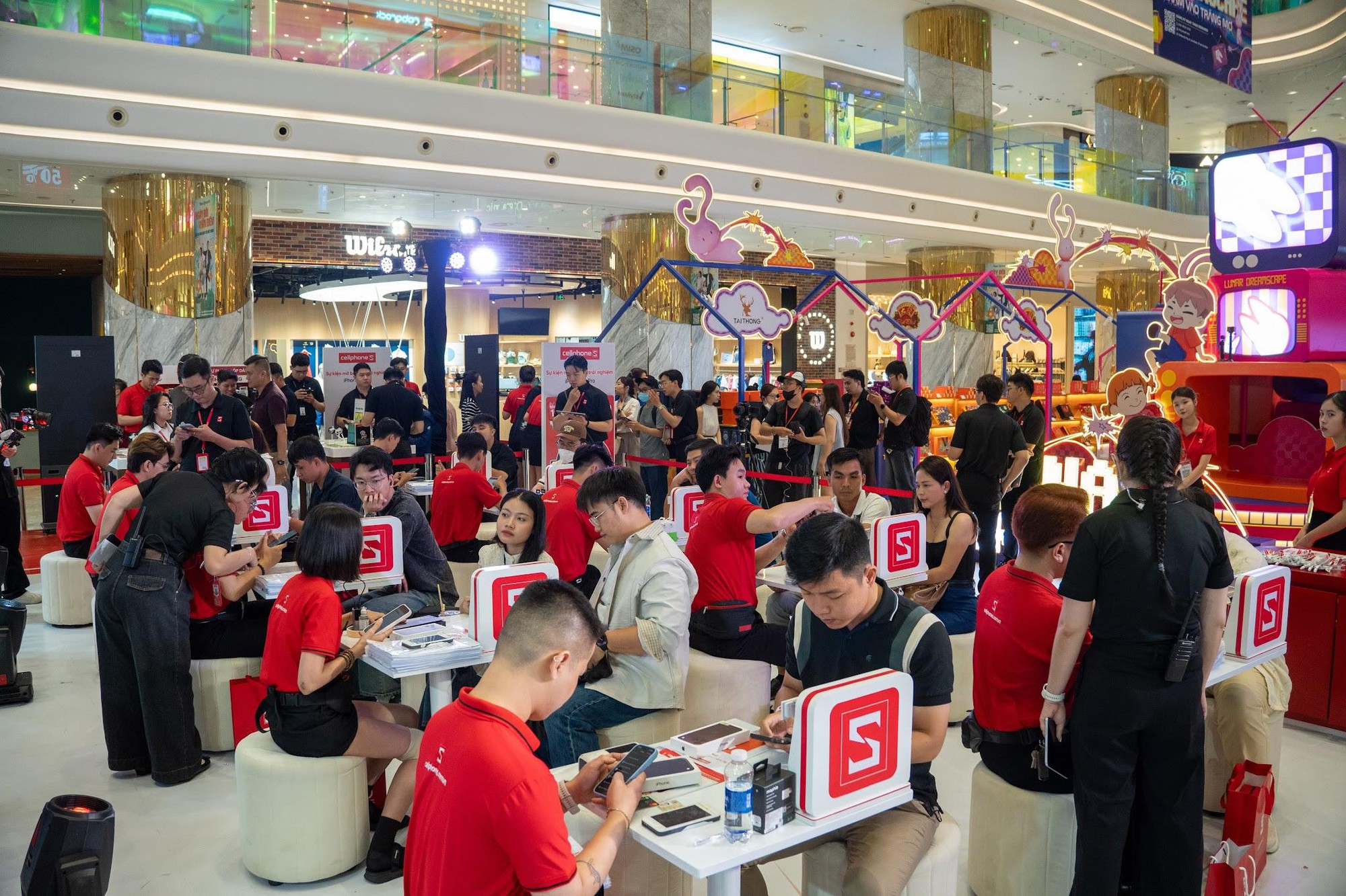 CellphoneS bắt đầu giao iPhone 18 Pro và 18 Pro Max cho khách hàng đặt trước. - Ảnh 3. CellphoneS bắt đầu giao iPhone 18 Pro và 18 Pro Max cho khách hàng đặt trước. - Ảnh 3.